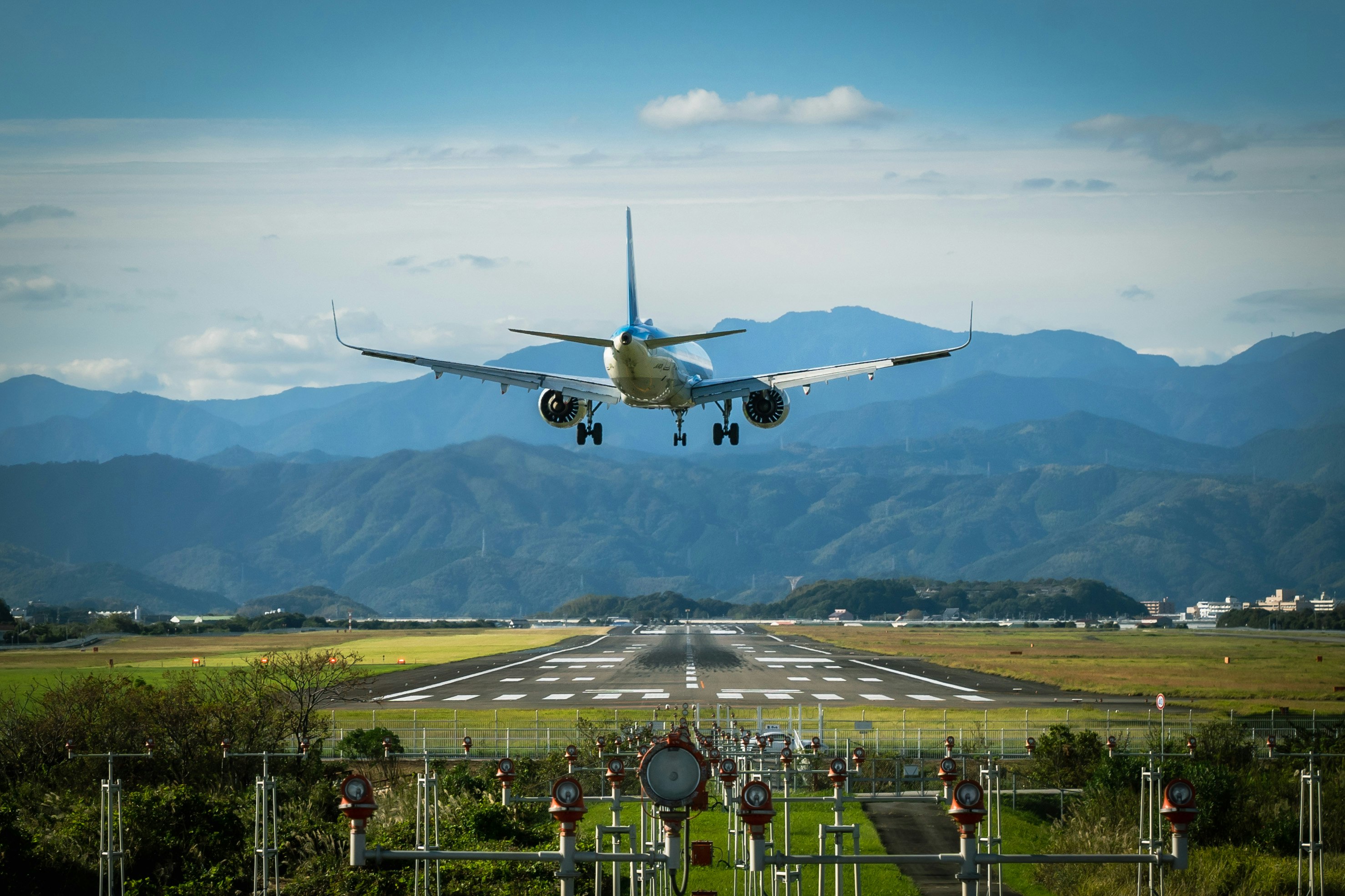 滑走路に着陸する旅客機のある空港の風景