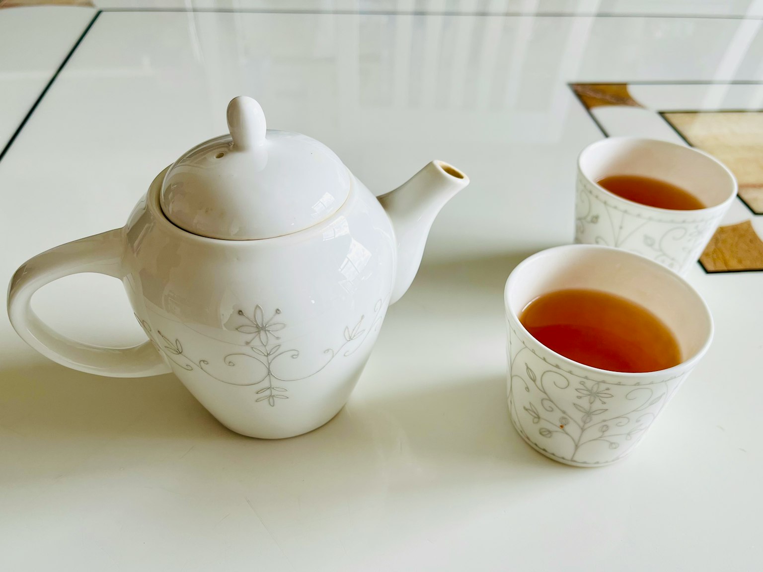 白色茶壶和两只茶杯在桌子上 简约优雅的设计