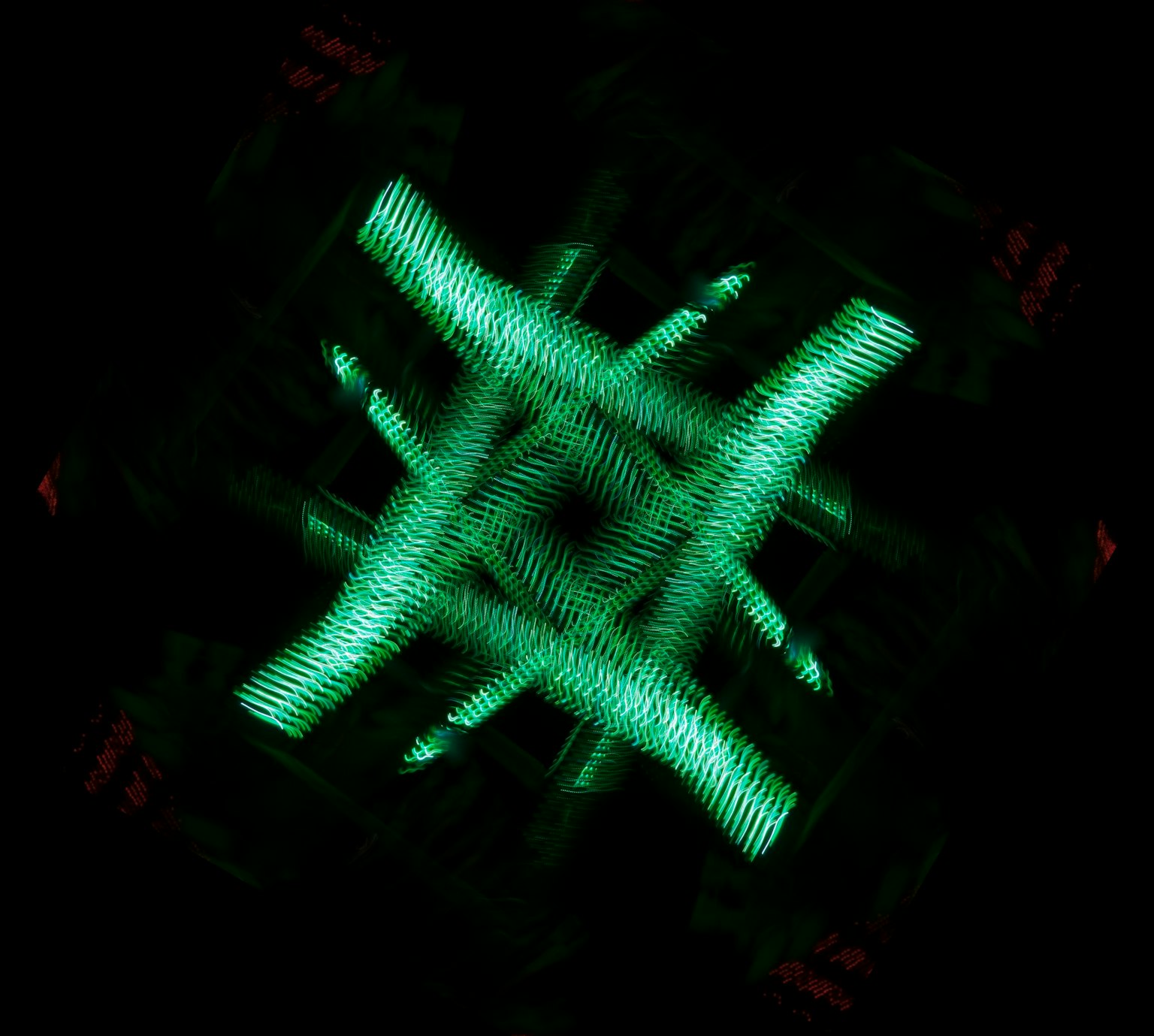 Abstrakte Kunst mit einem grünen Lichtmuster auf schwarzem Hintergrund