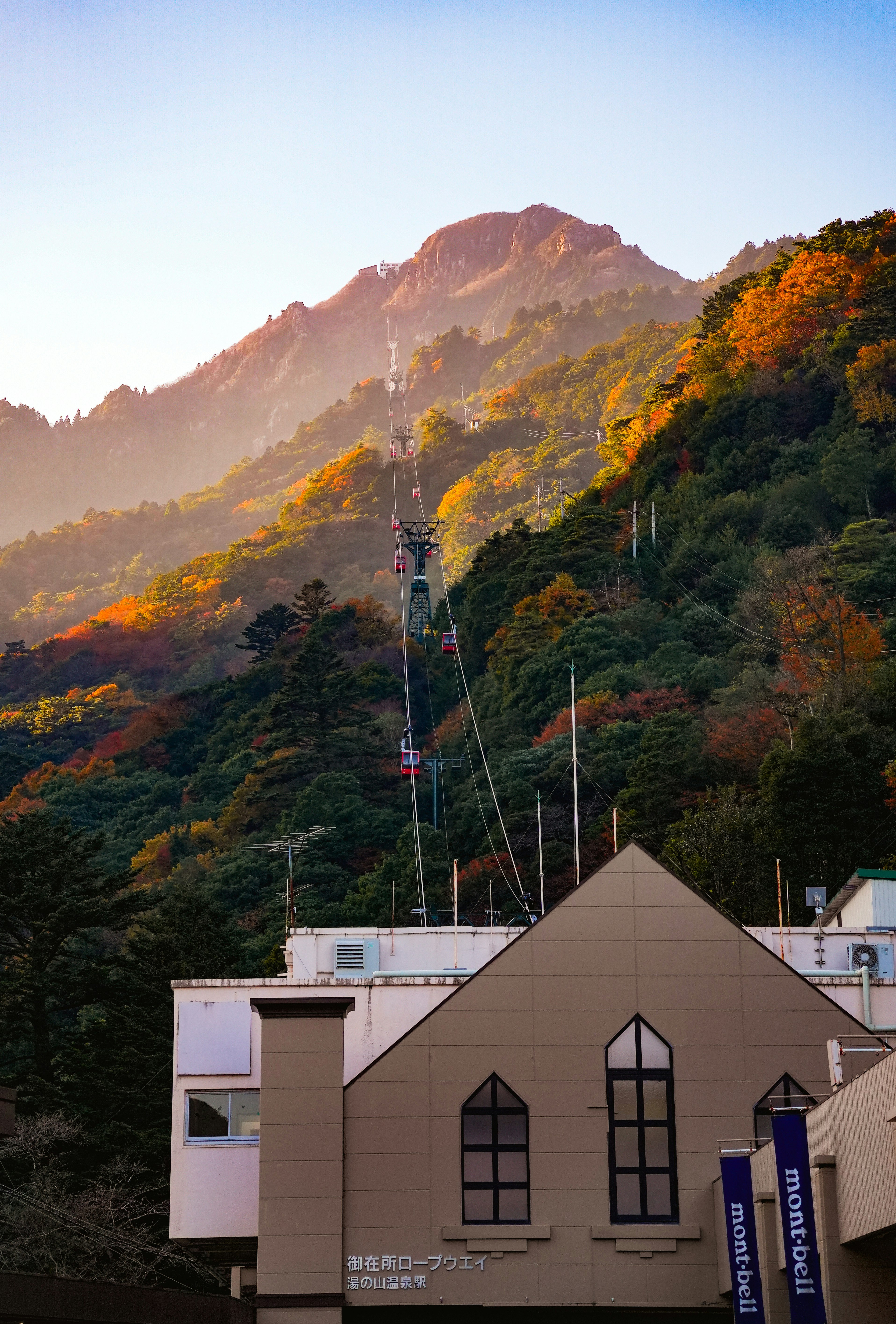 山並みに向かうケーブルカーと紅葉の景色