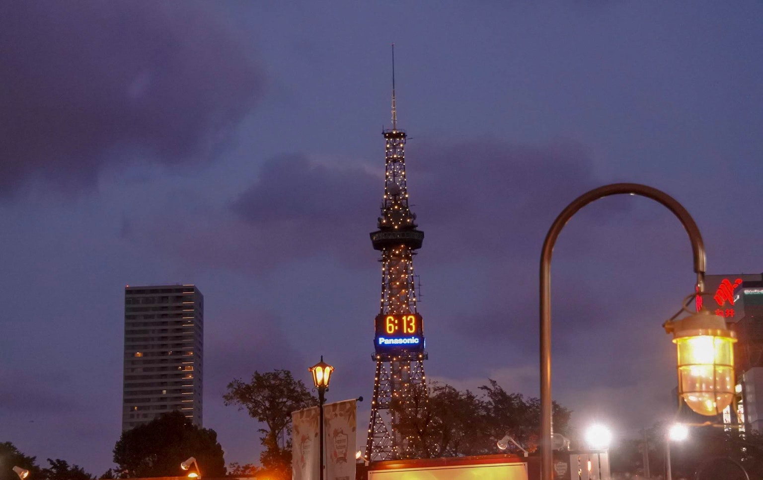 夜間照亮的東京塔和周圍建築