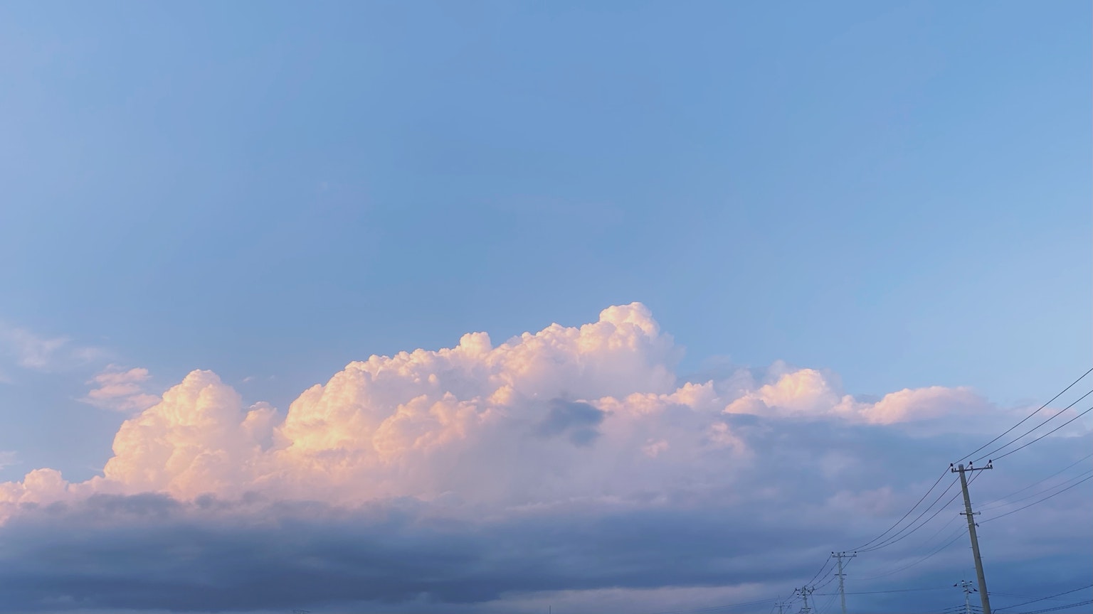 Nubes esponjosas en un cielo azul