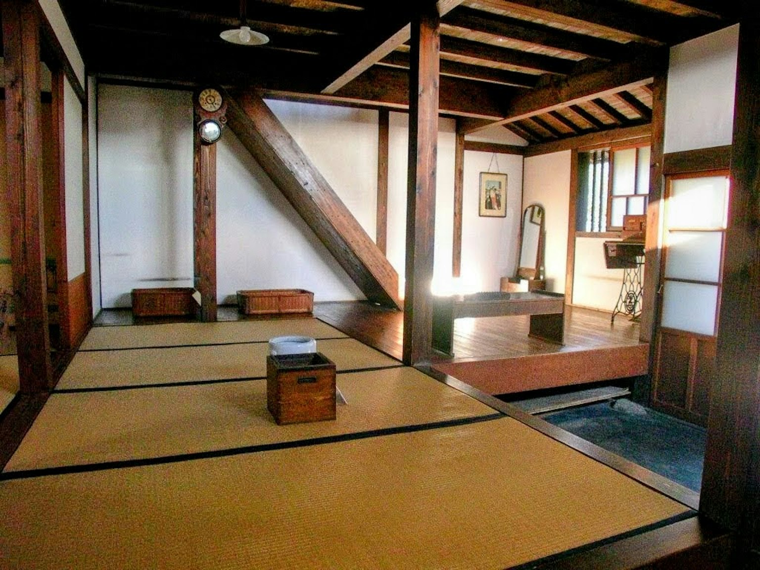 传统日本房间内部，特色木梁和榻榻米