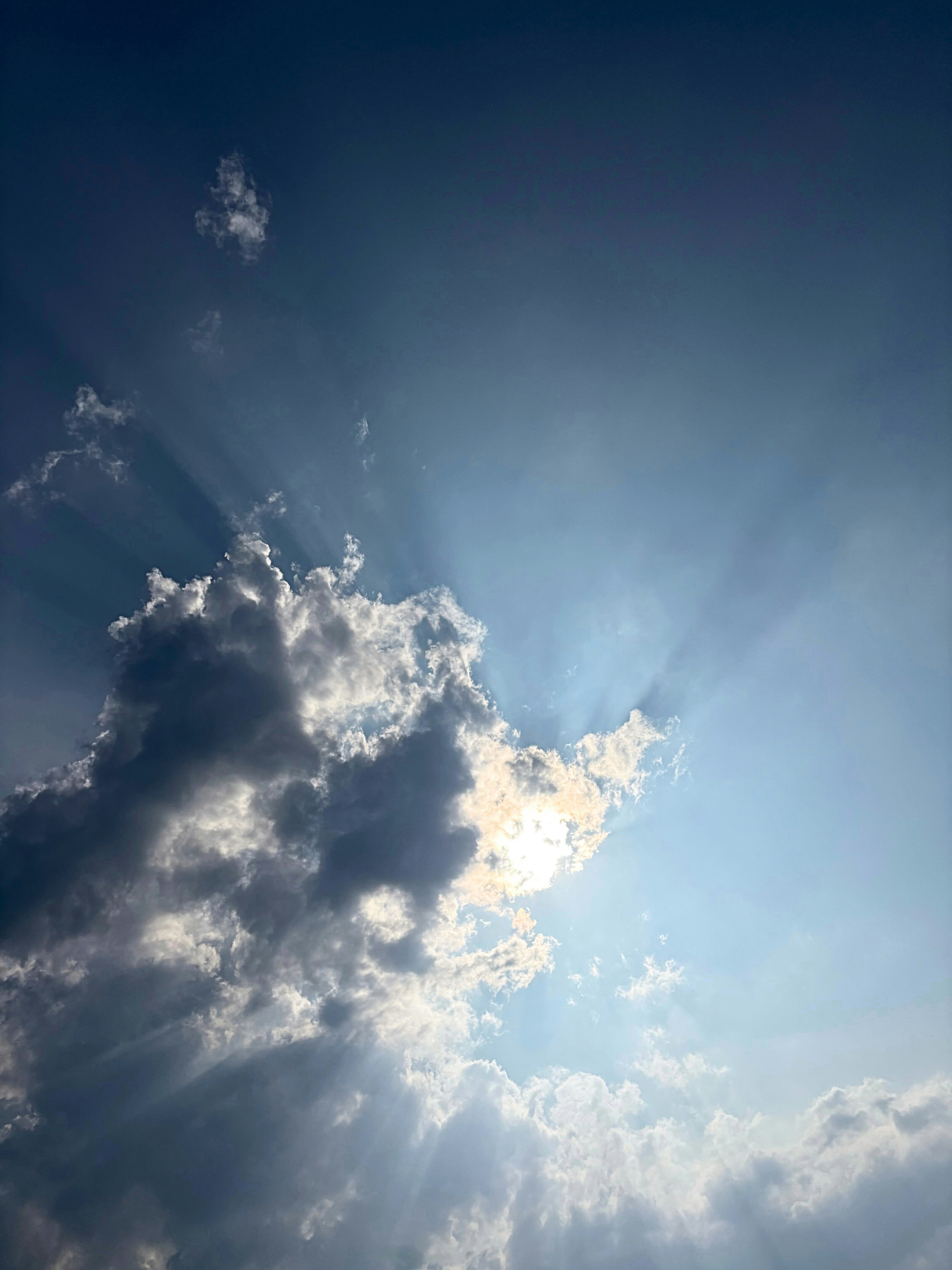 光が差し込む雲と青空、太陽の光