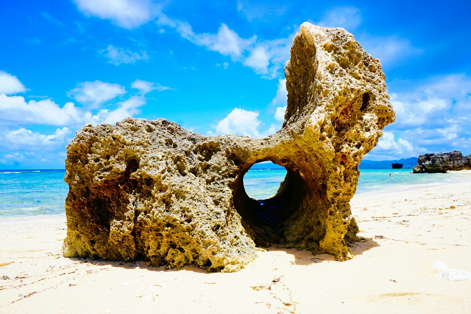 Gran roca agujereada en una hermosa playa