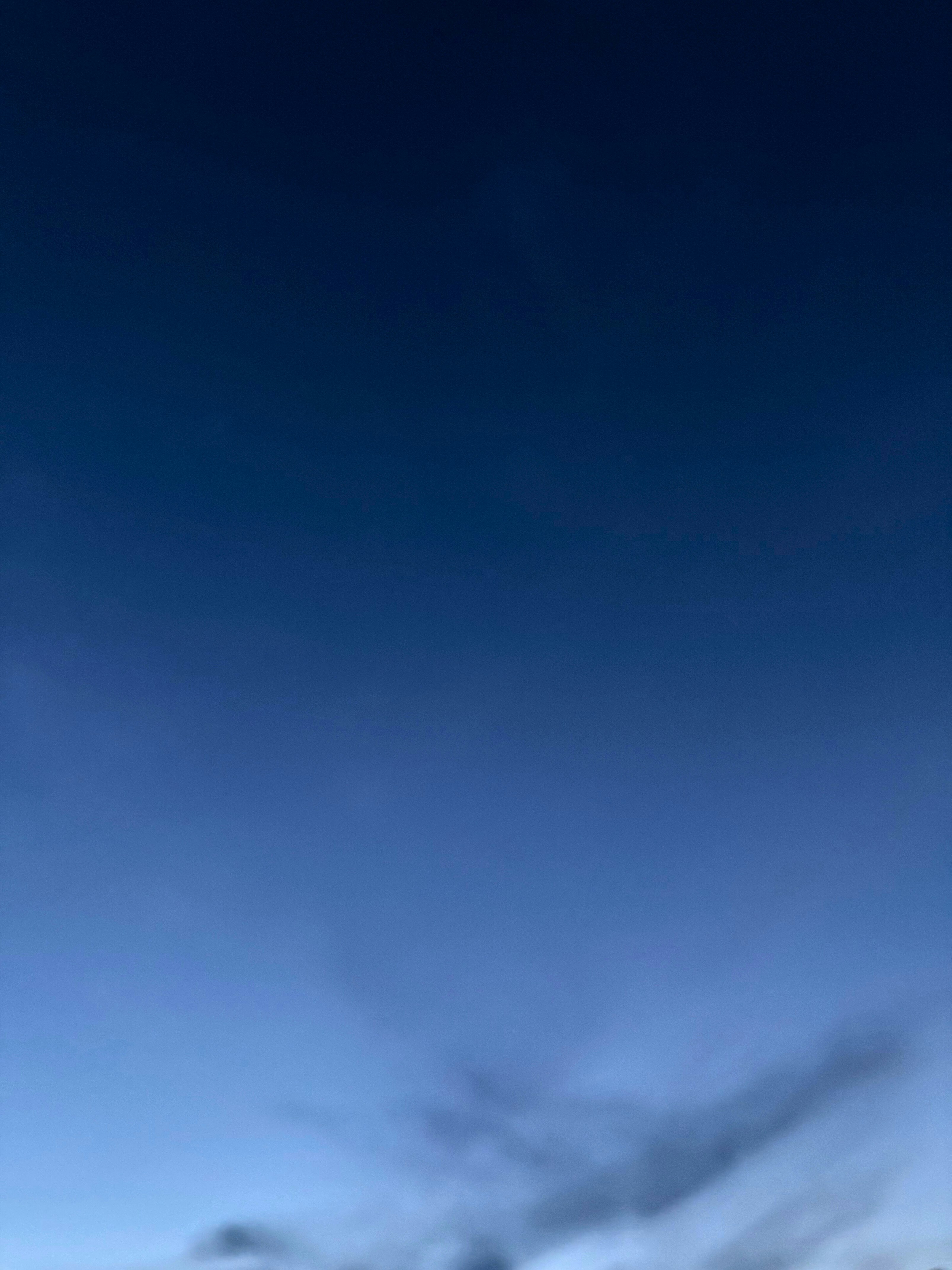 青空に広がる雲のぼやけた瞬間