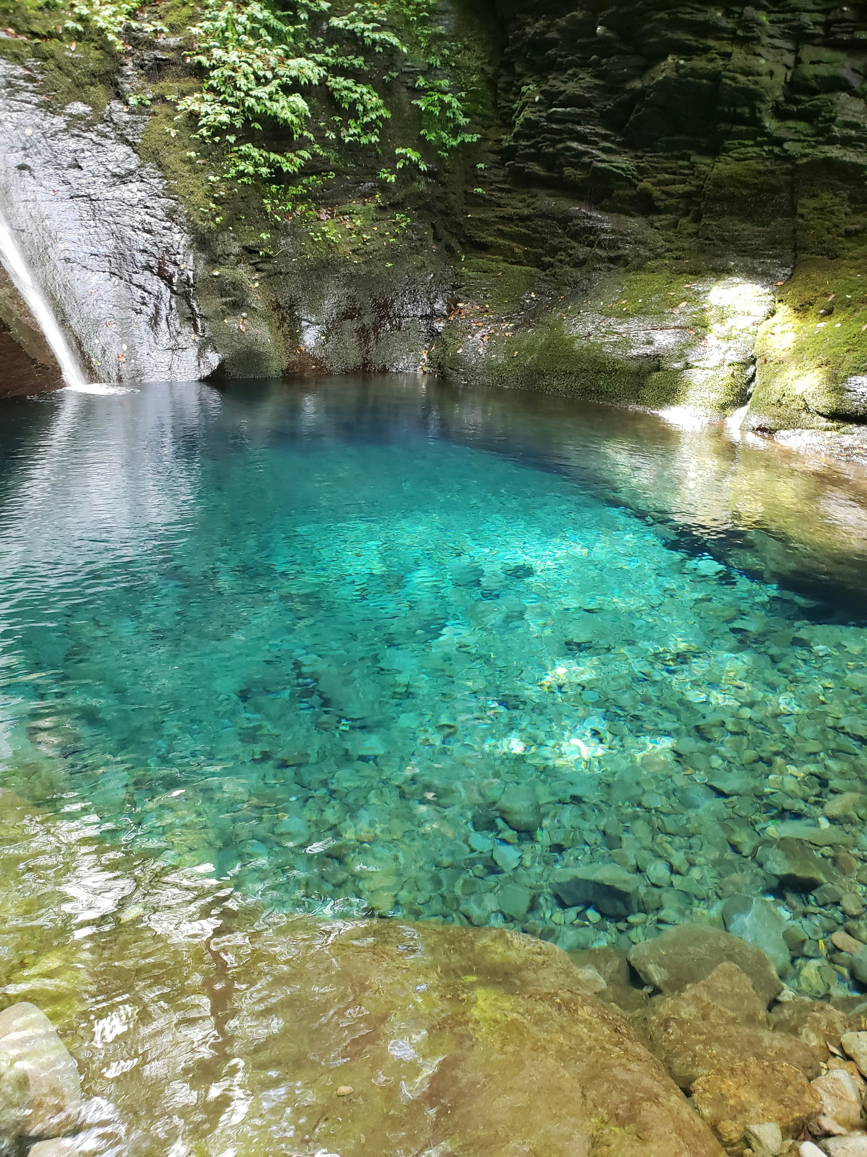 栃木の自然の滝壺に広がるエメラルド色の澄んだ水