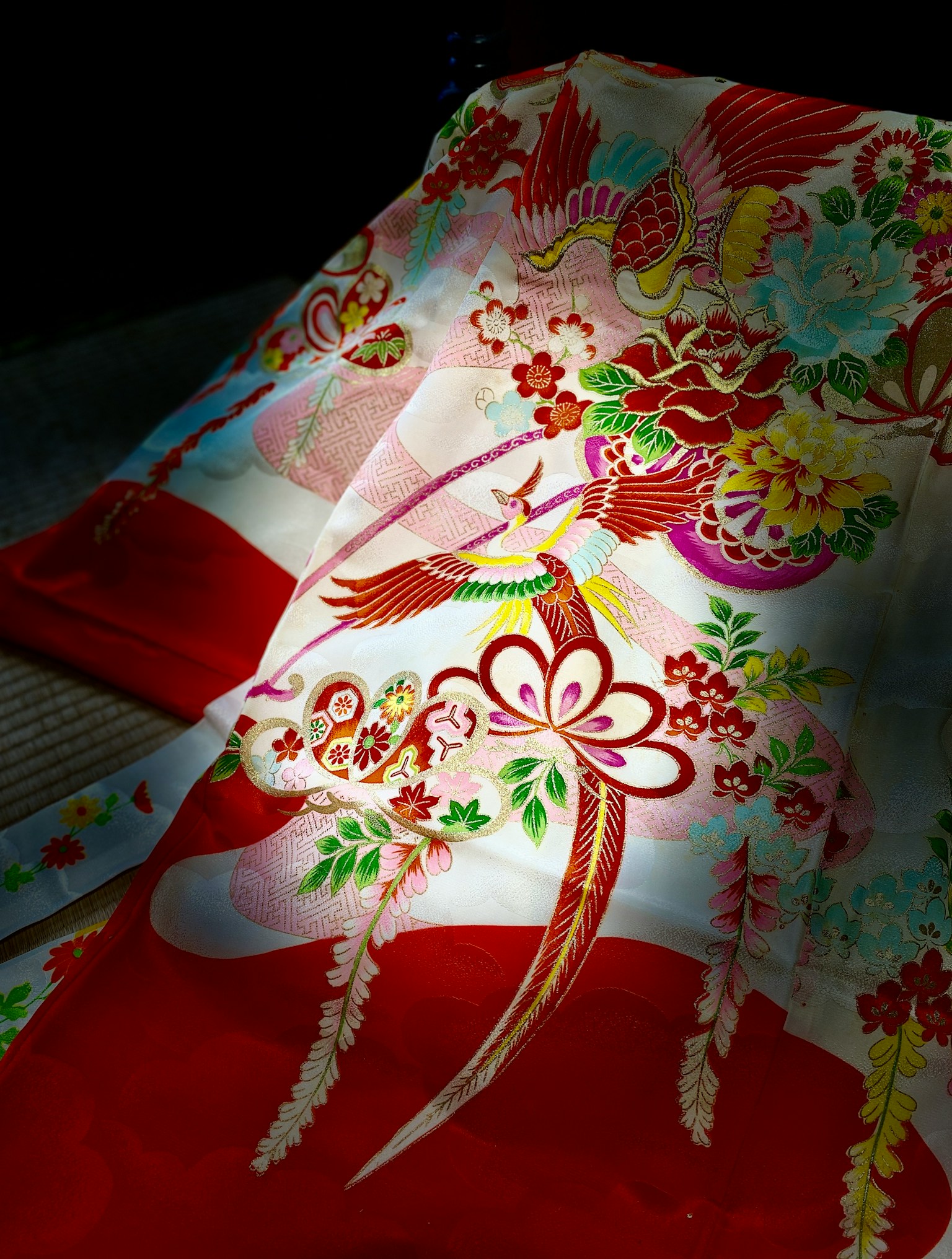 Sezione vibrante di un kimono giapponese con disegni di uccelli e fiori