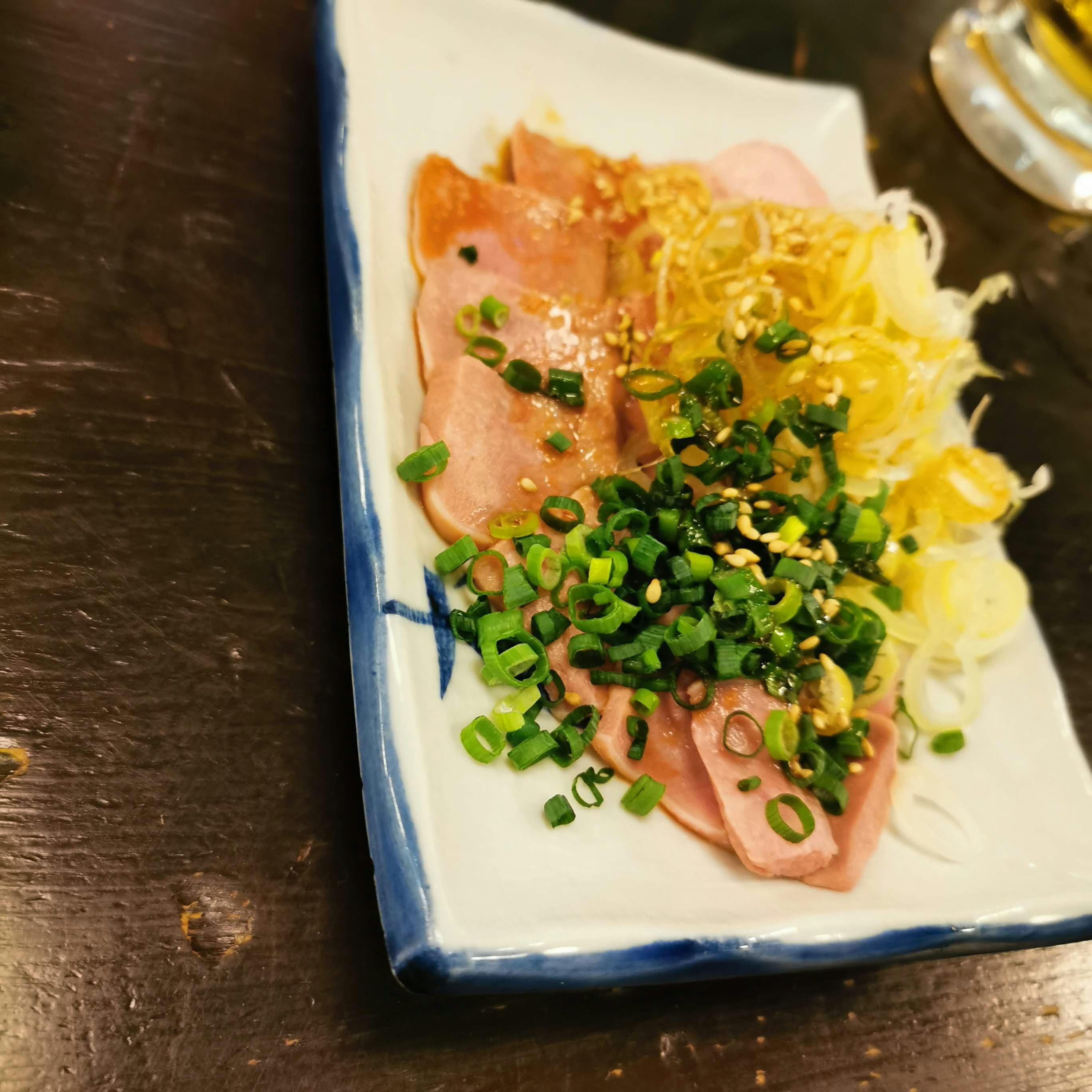 蓝色边框盘里的意式火腿配葱花与溏心蛋