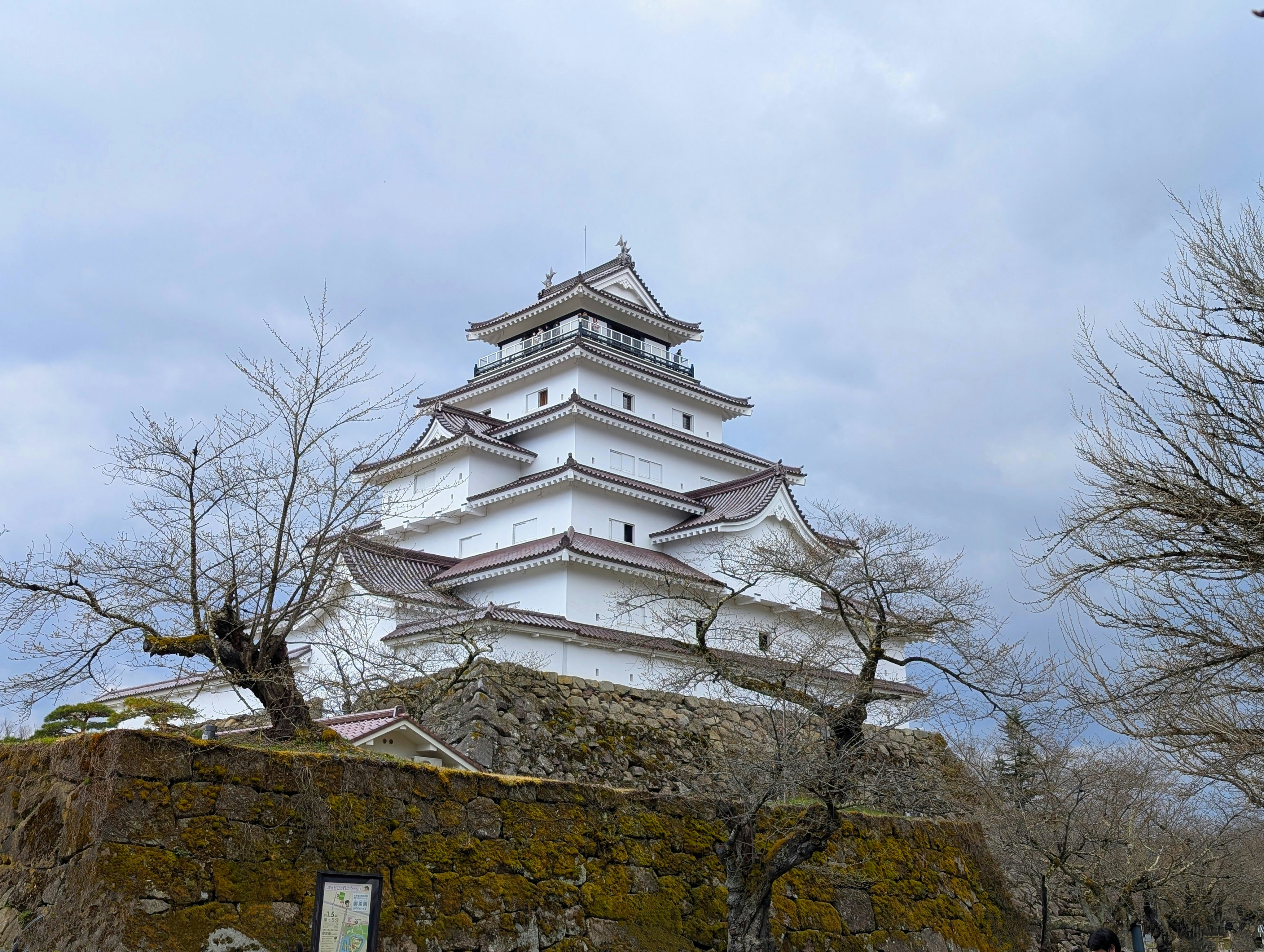 堂々とした鶴ヶ城天守と石垣の城郭
