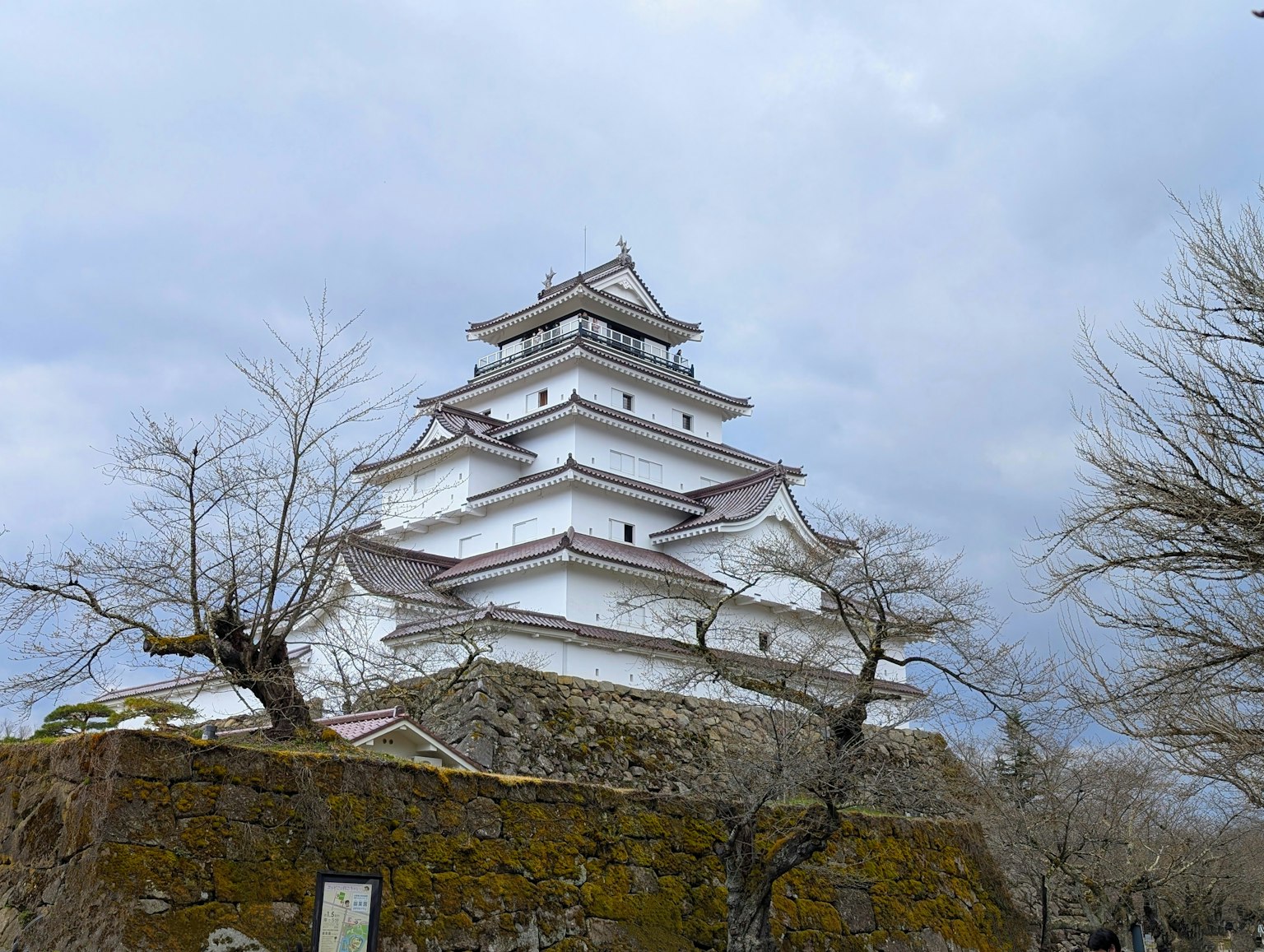 Torre blanca de un castillo con árboles de invierno