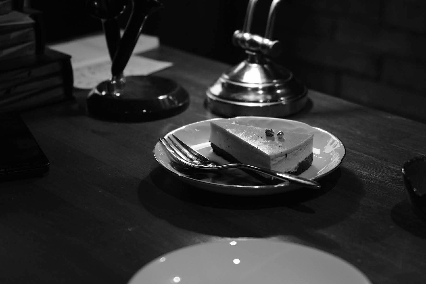 寧靜用餐桌上的盤子與刀
