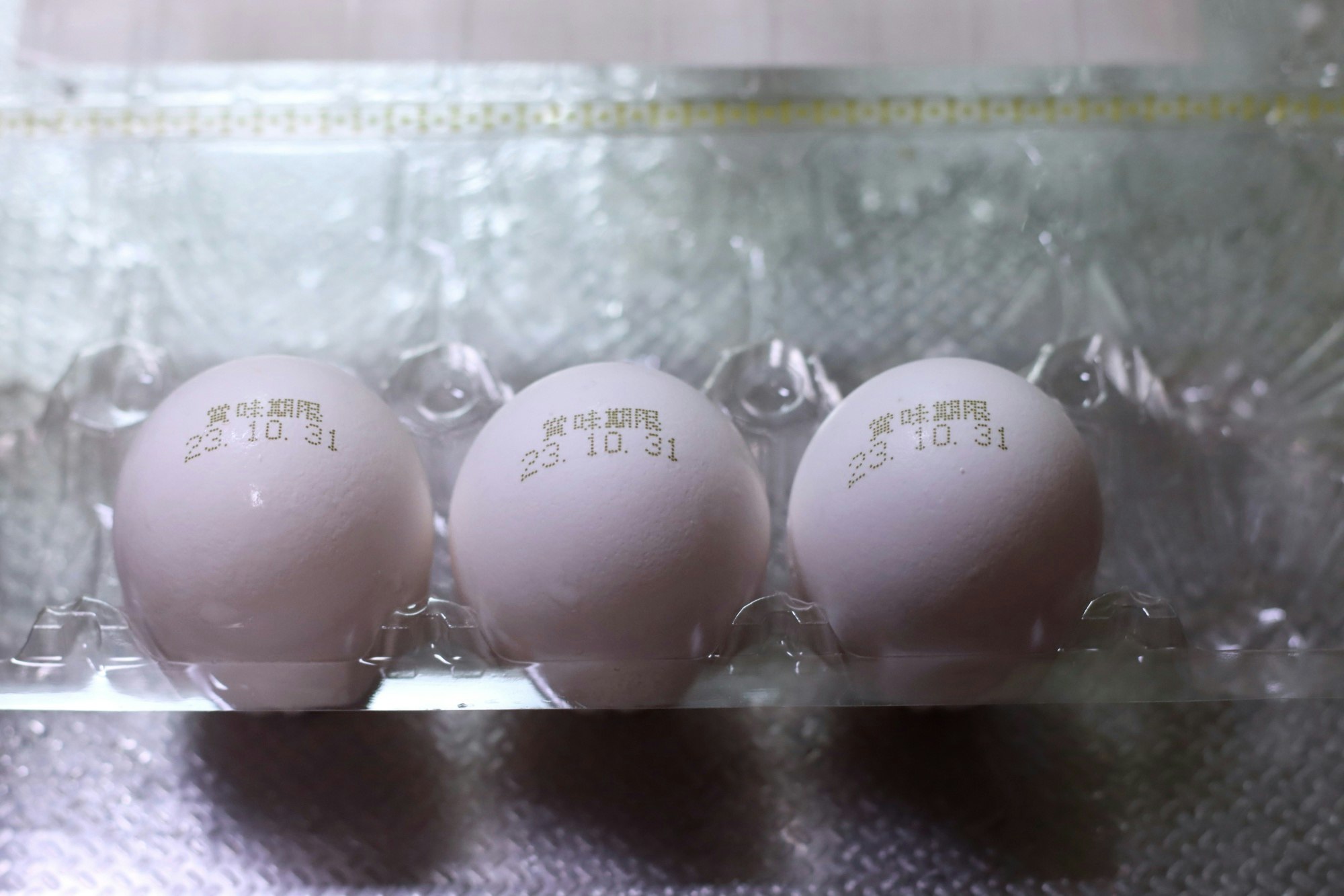 透明盒中排列的圓形玻璃試劑小瓶
