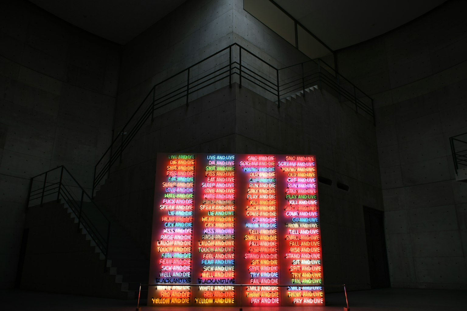Installation lumineuse colorée près d'un escalier