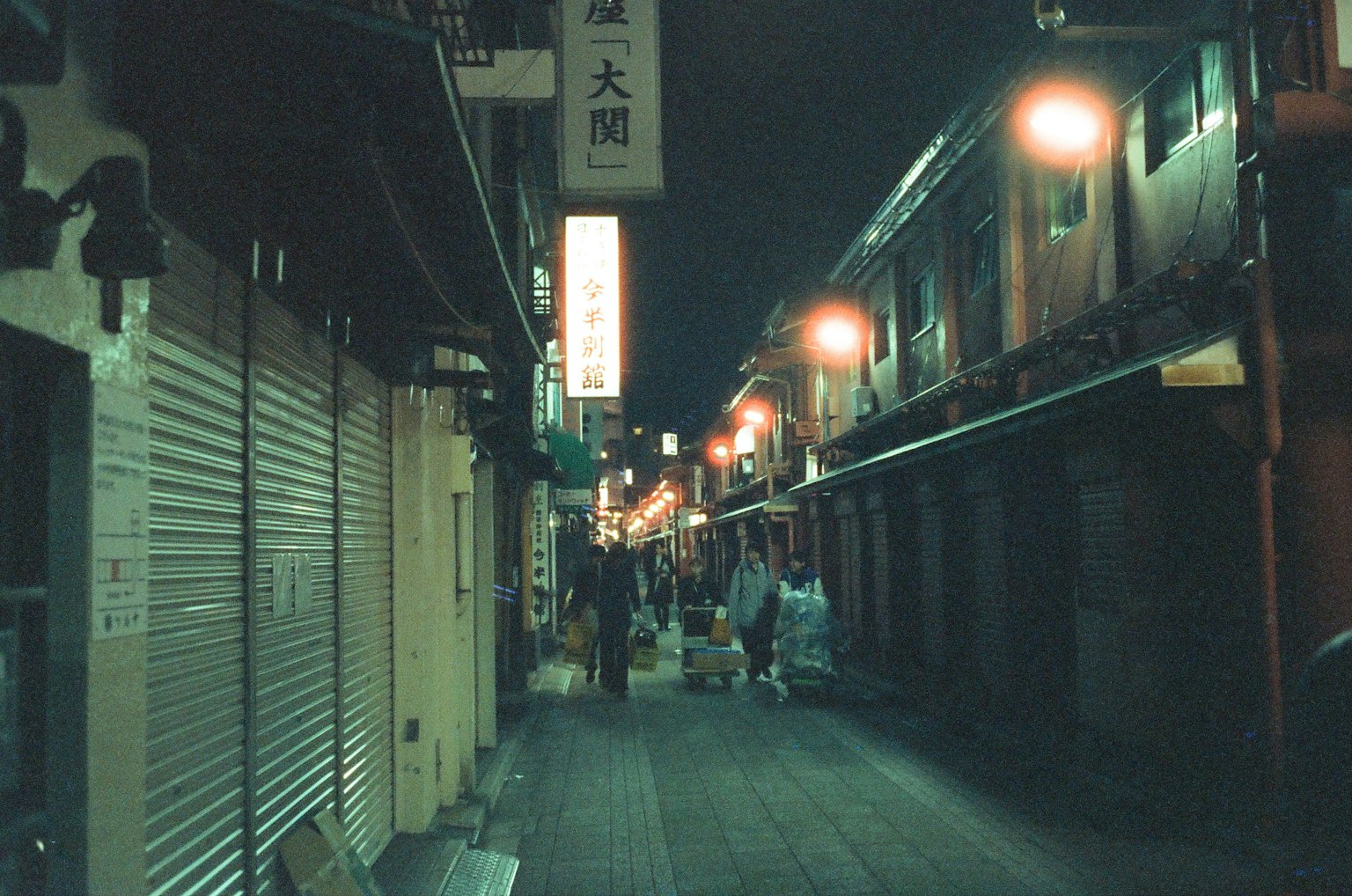 夜晚安靜的街道，燈籠發光和商店