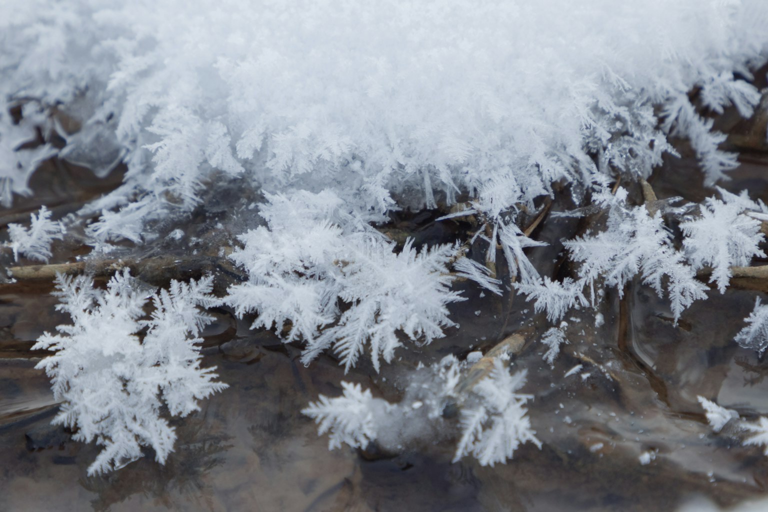 雪花和冰層堆疊在表面的特寫