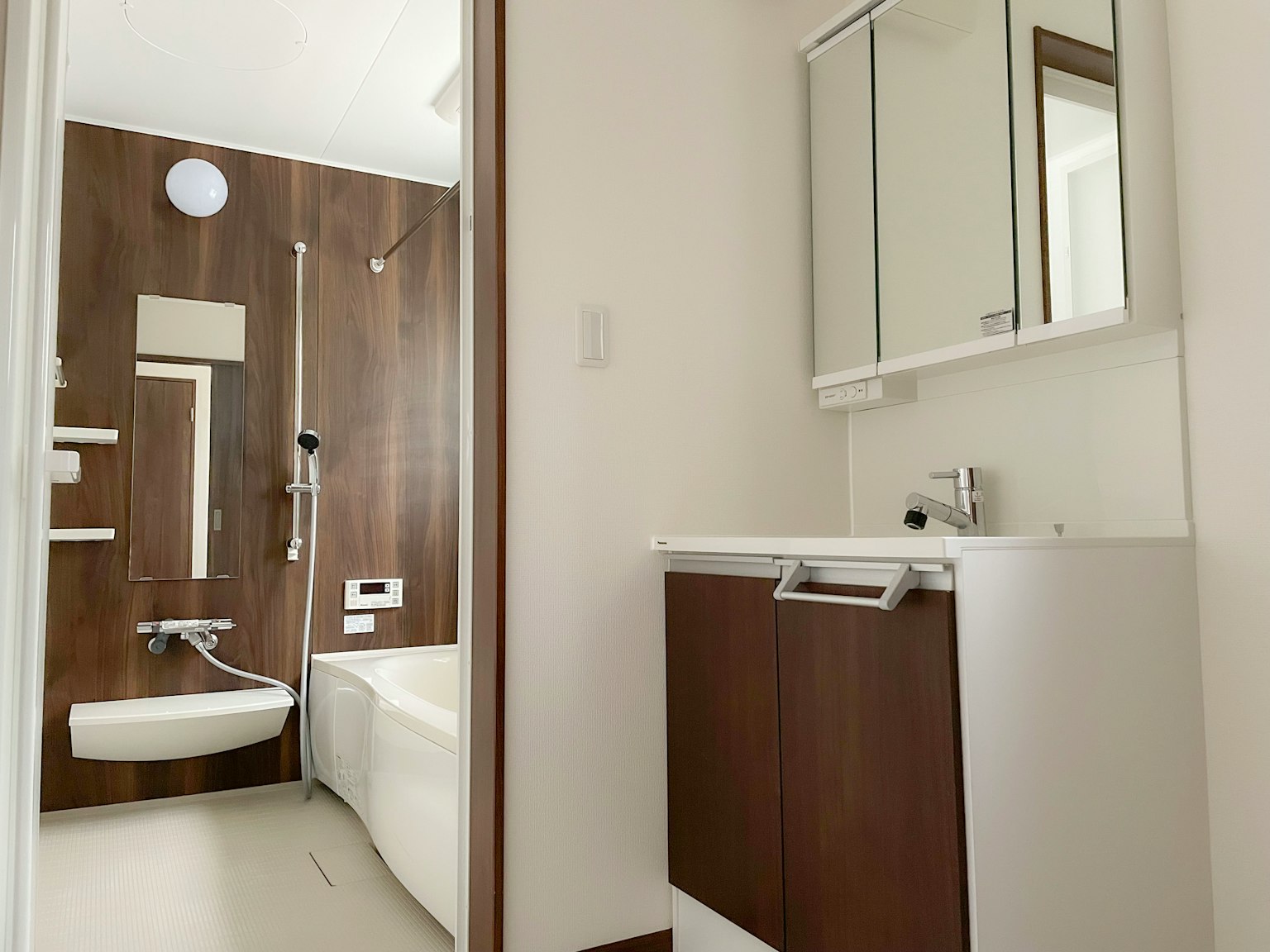 Interior de baño moderno con paredes de madera y un lavabo blanco