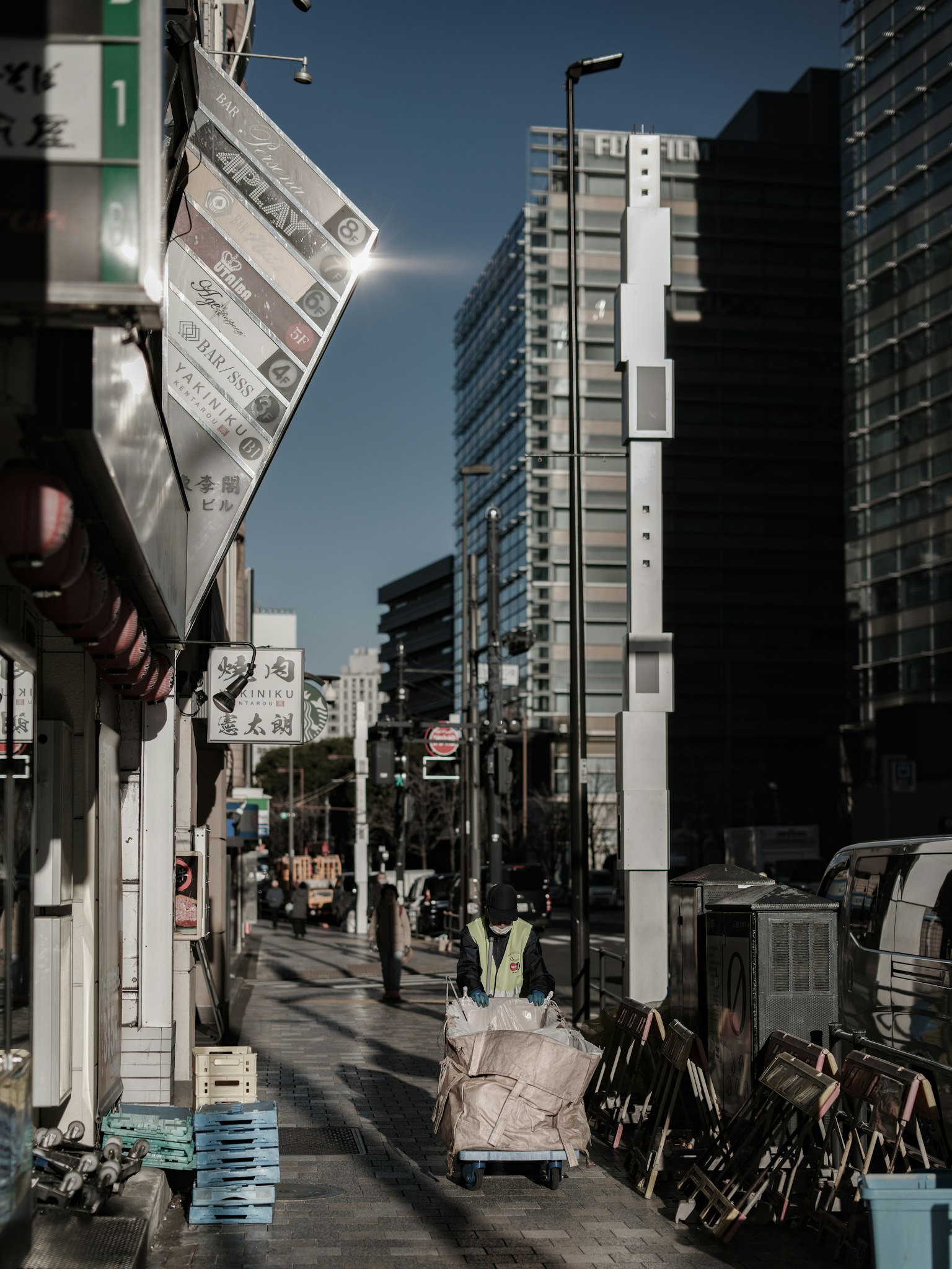 城市街道，特色高樓建築和商業招牌