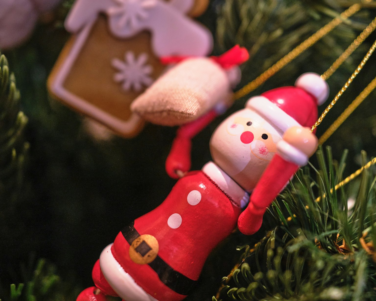 Figurita de Santa Claus colgando como adorno navideño
