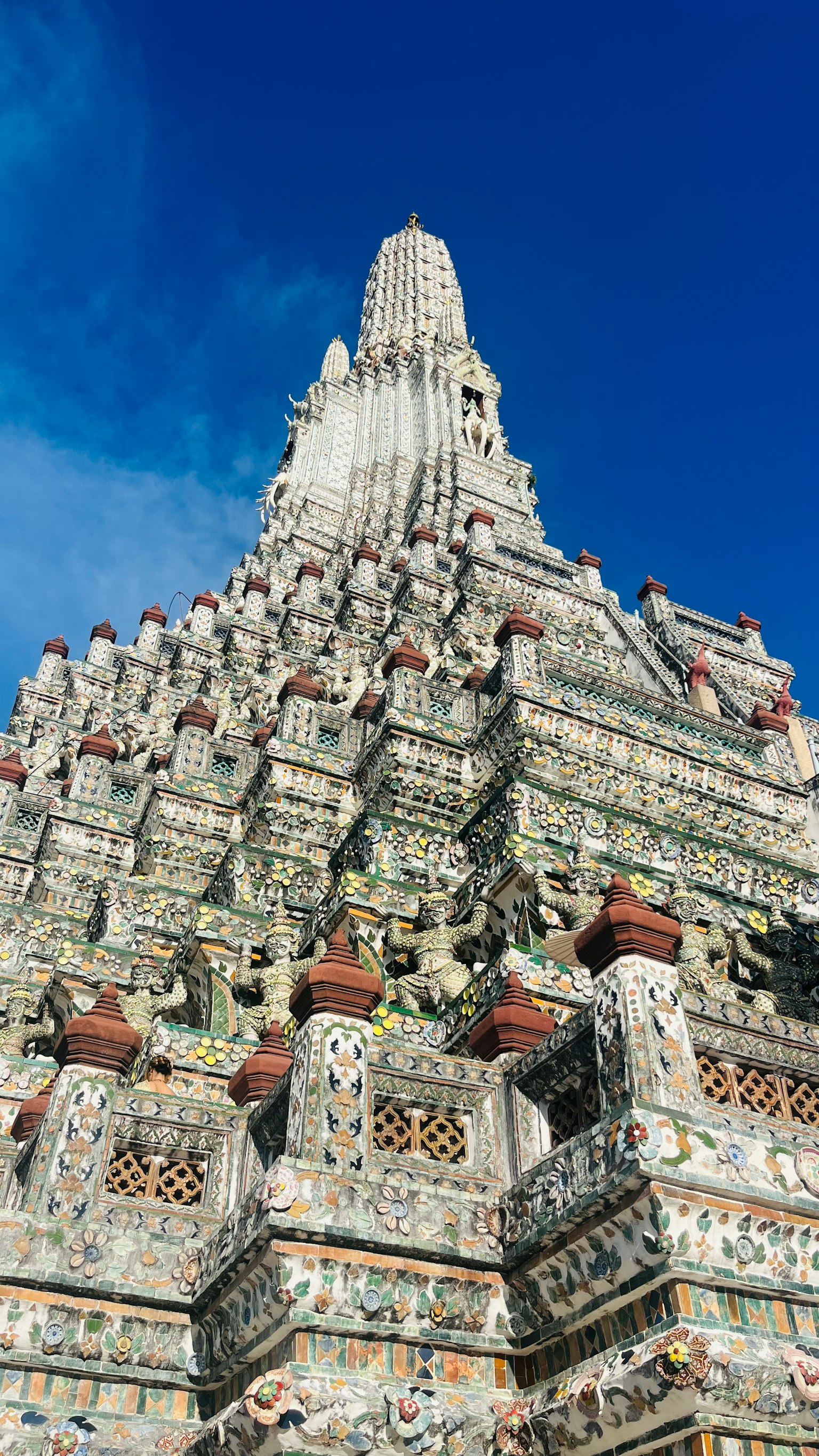 Estructura y decoración detalladas de la torre Wat Arun en Bangkok