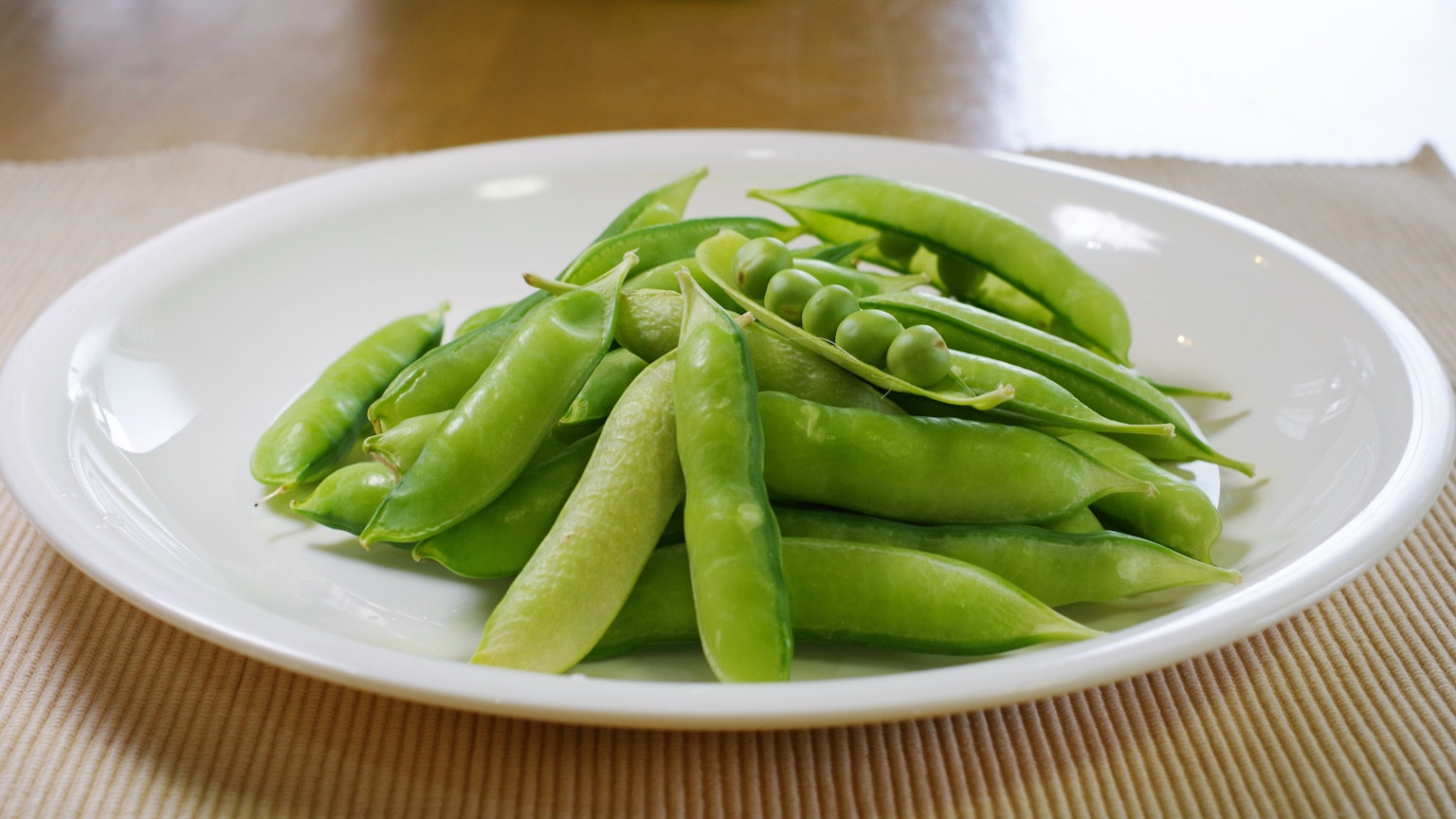 Sekumpulan edamame segar di atas piring putih
