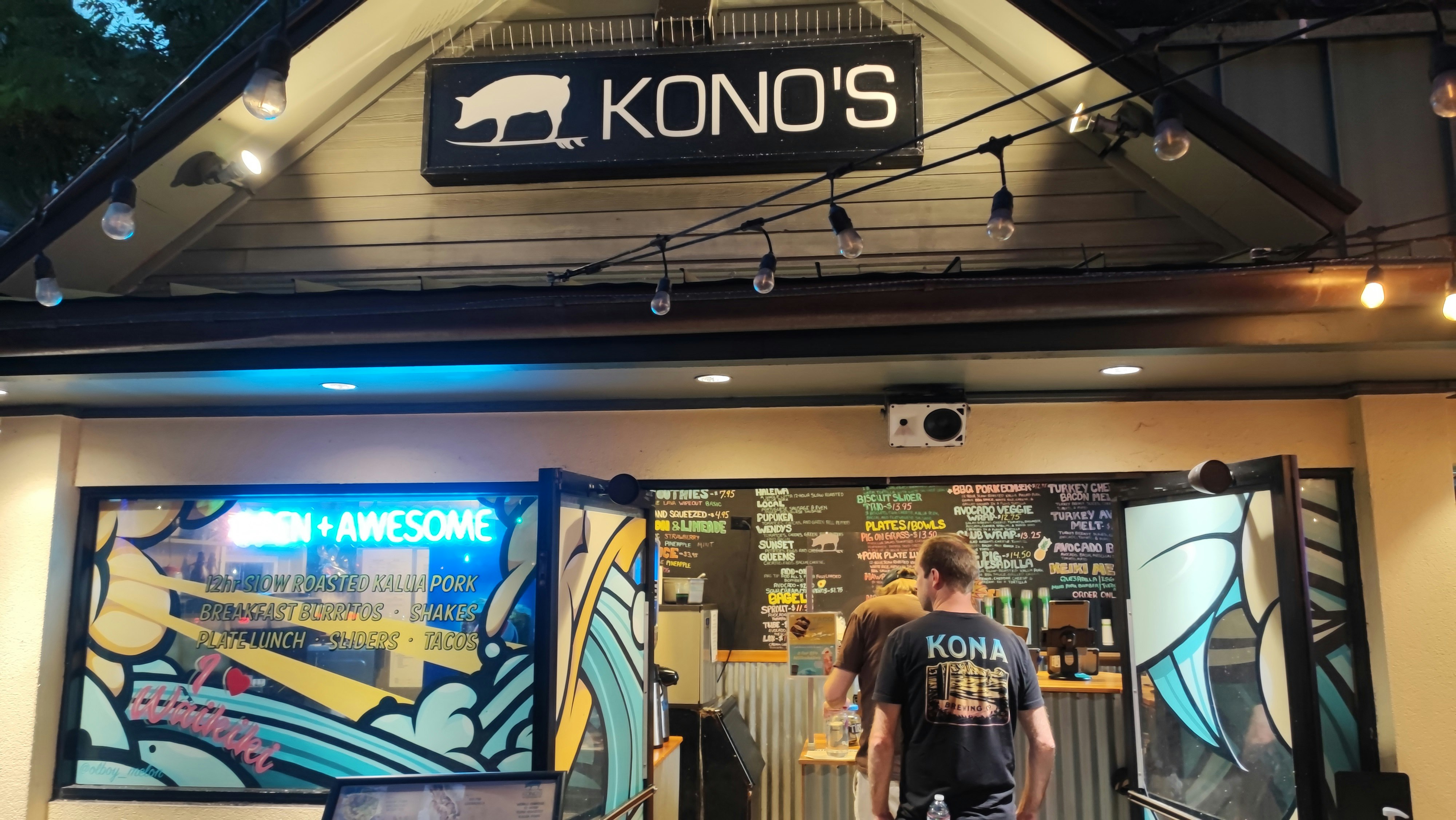 店内墙面涂鸦与“KONO”招牌