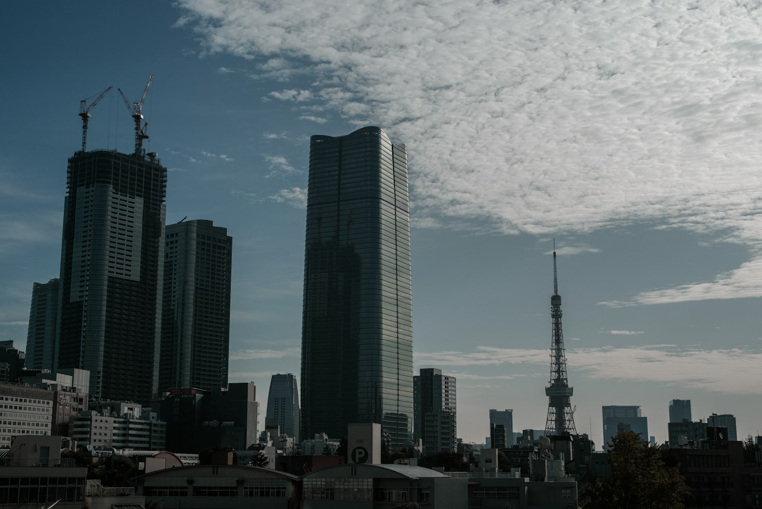 Pemandangan kota Tokyo dengan gedung pencakar langit dan Menara Tokyo
