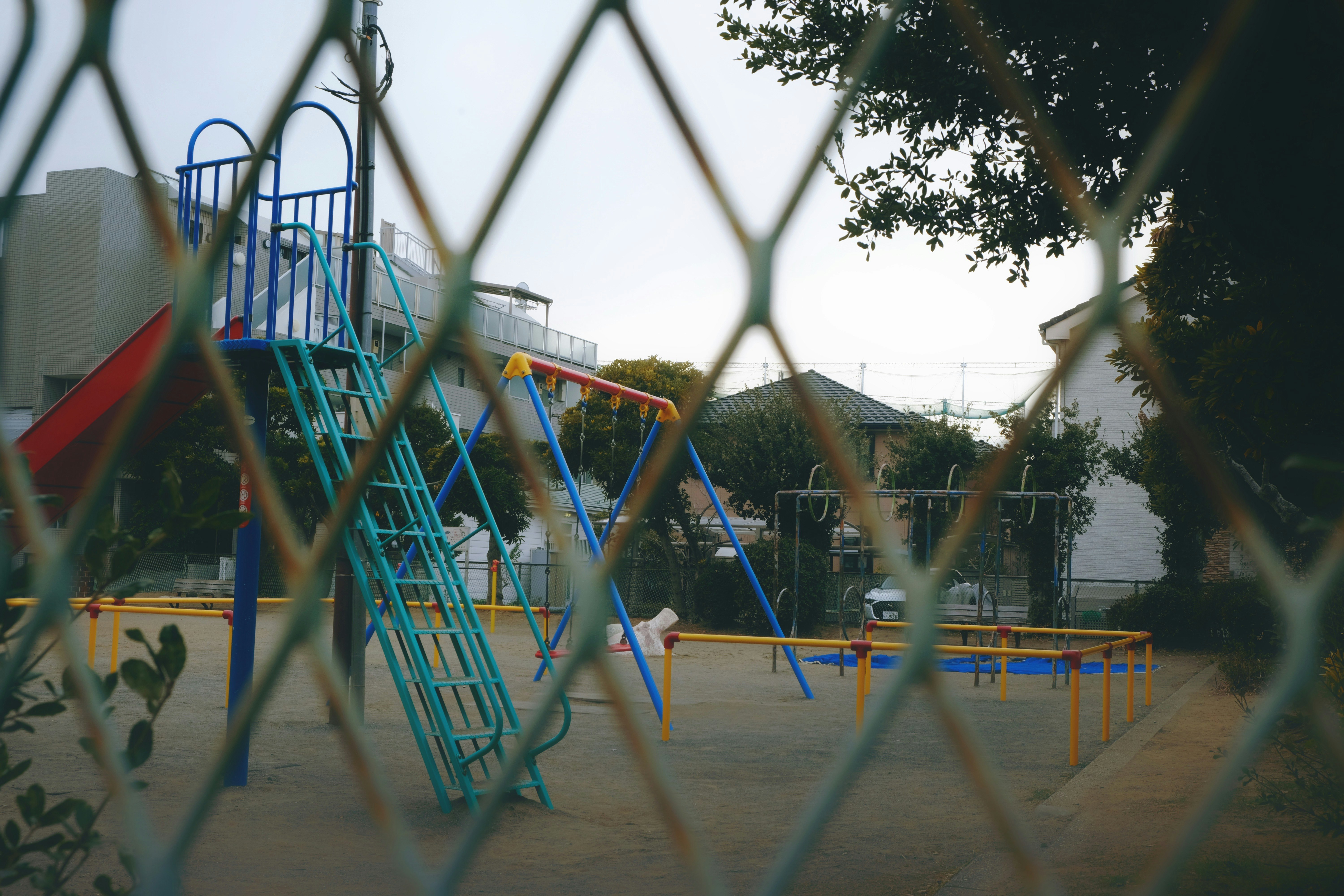 遊具のある公園の遊び場