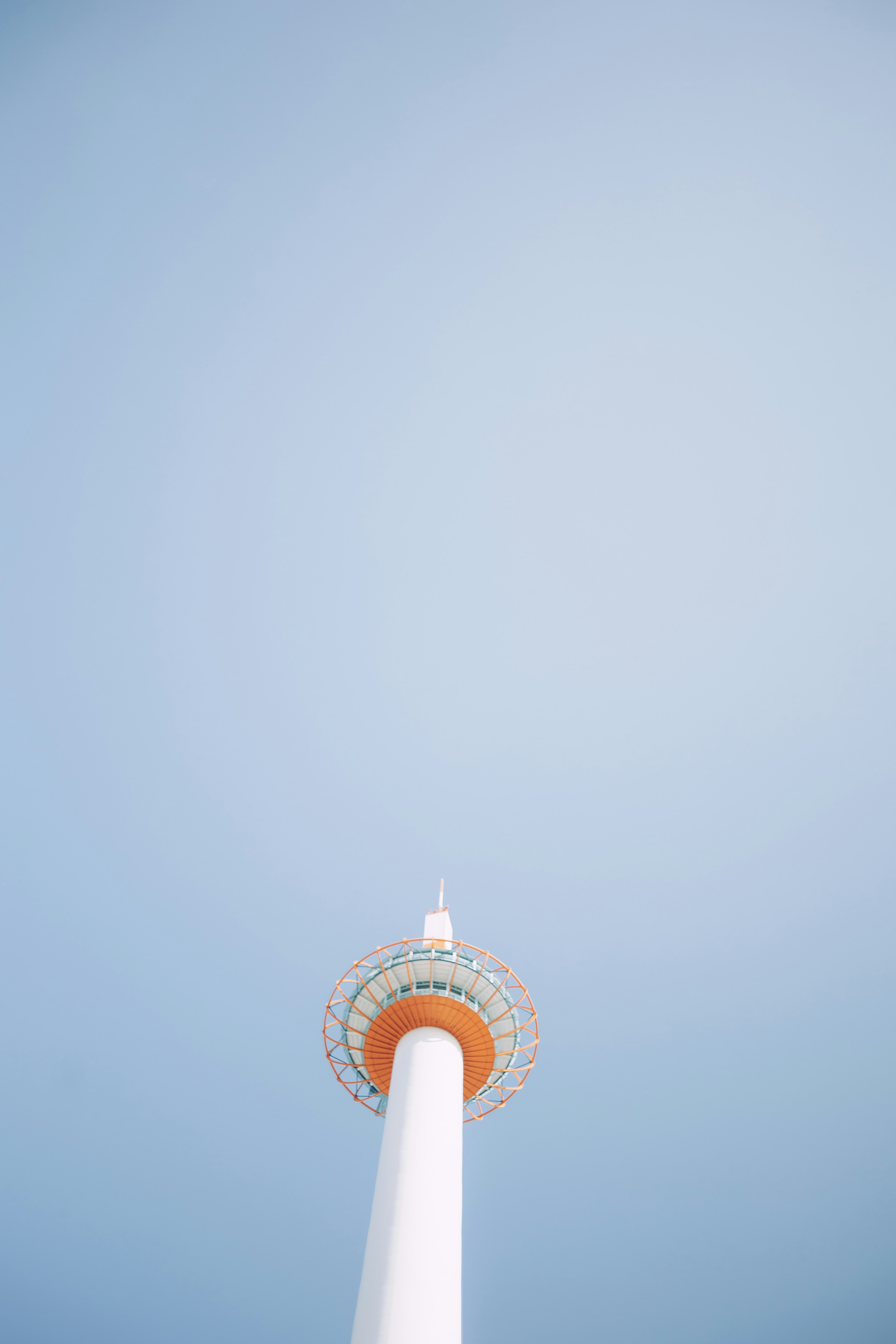 晴朗藍天背景下的觀景塔頂部