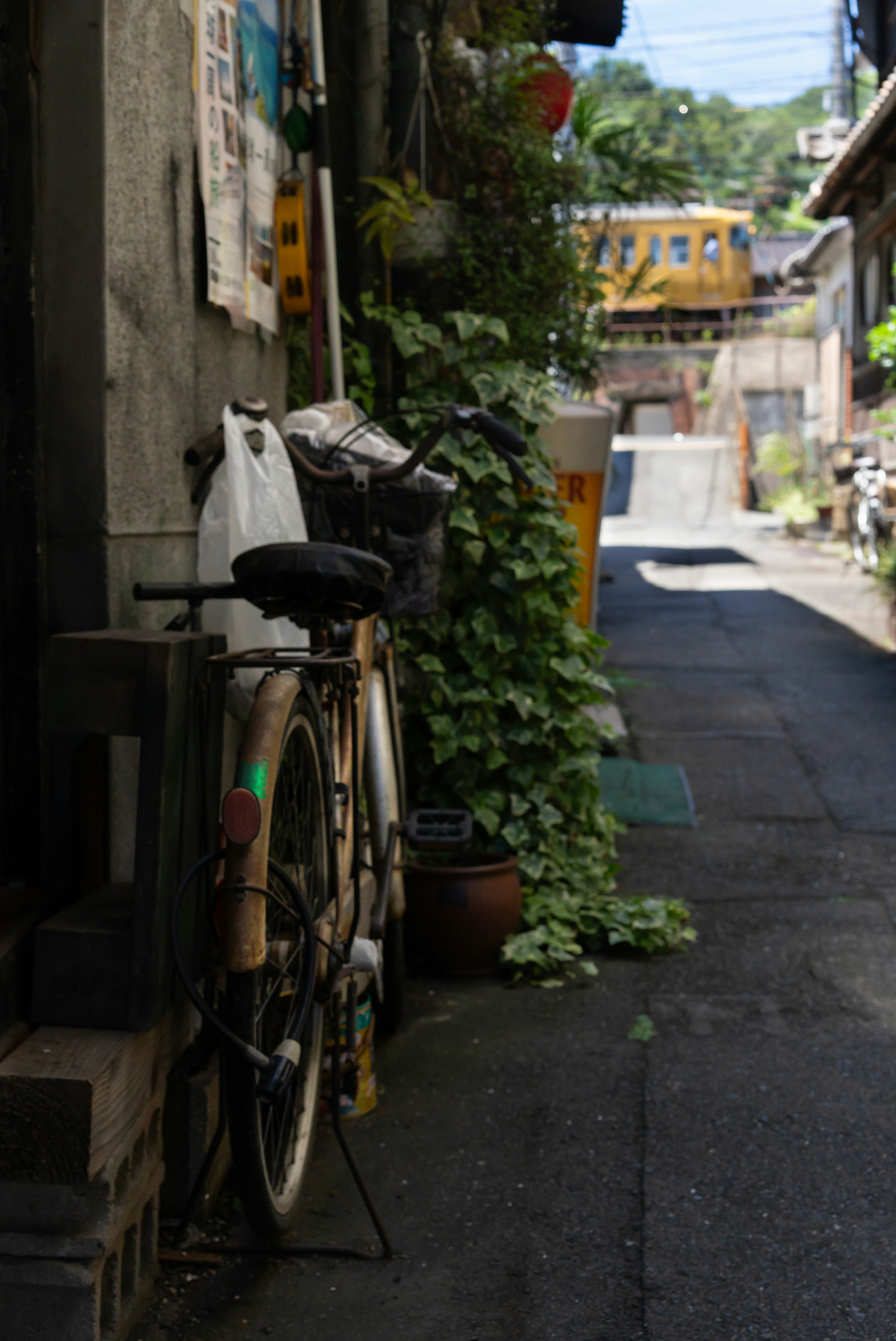 路地に並ぶ自転車と店先の風景