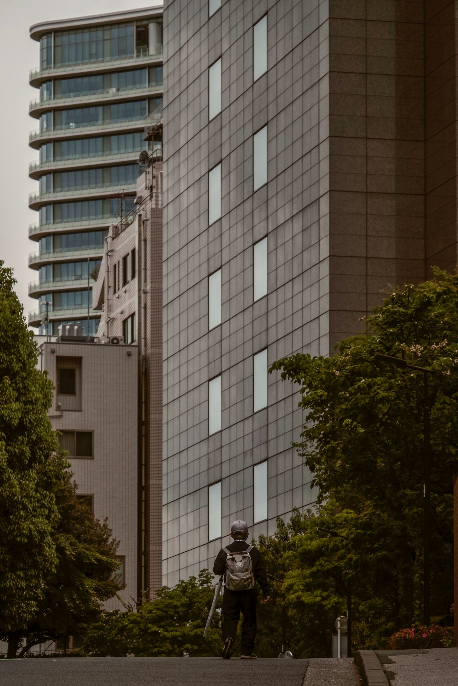 Städtische Szene mit einem Radfahrer vor modernen Gebäuden