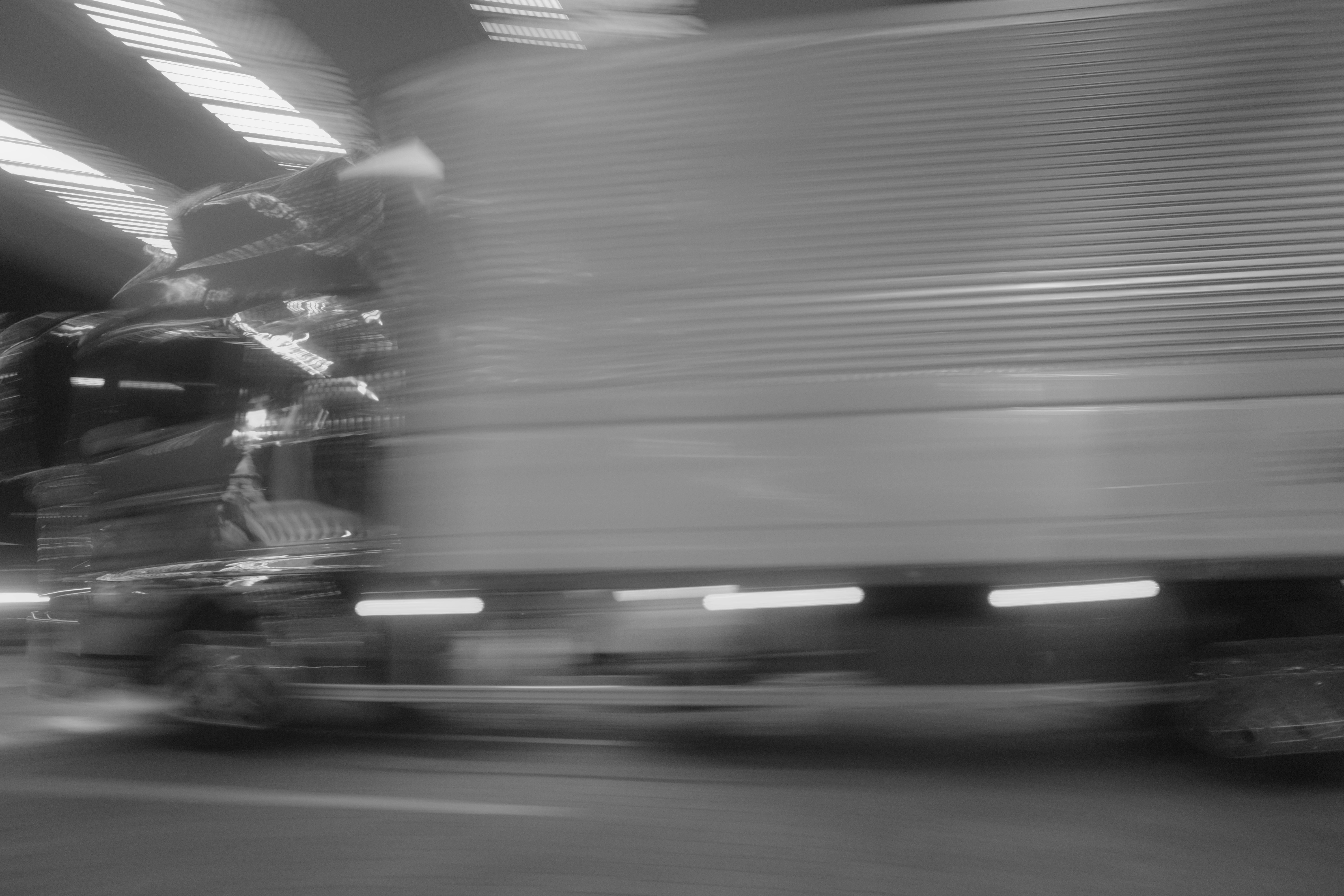 pemandangan luar jendela kereta cepat yang blur karena gerak