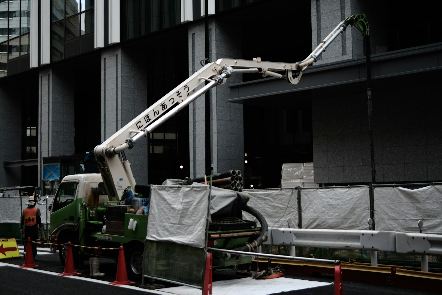 Site de construction avec une grue et un camion en action