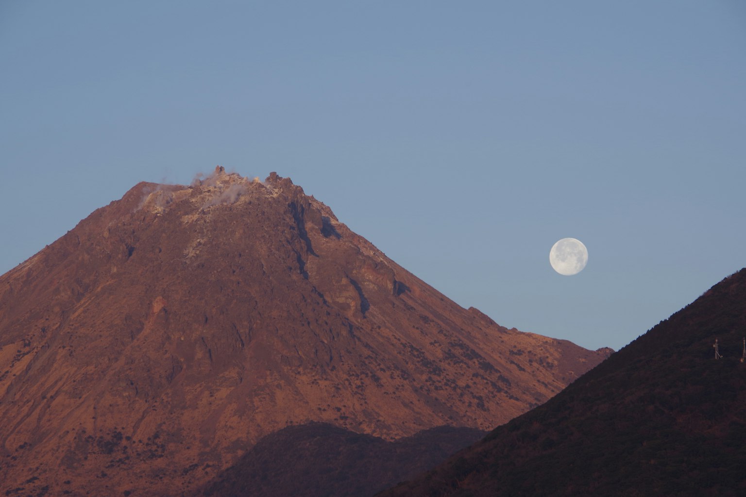 Vue panoramique d'une montagne avec une pleine lune
