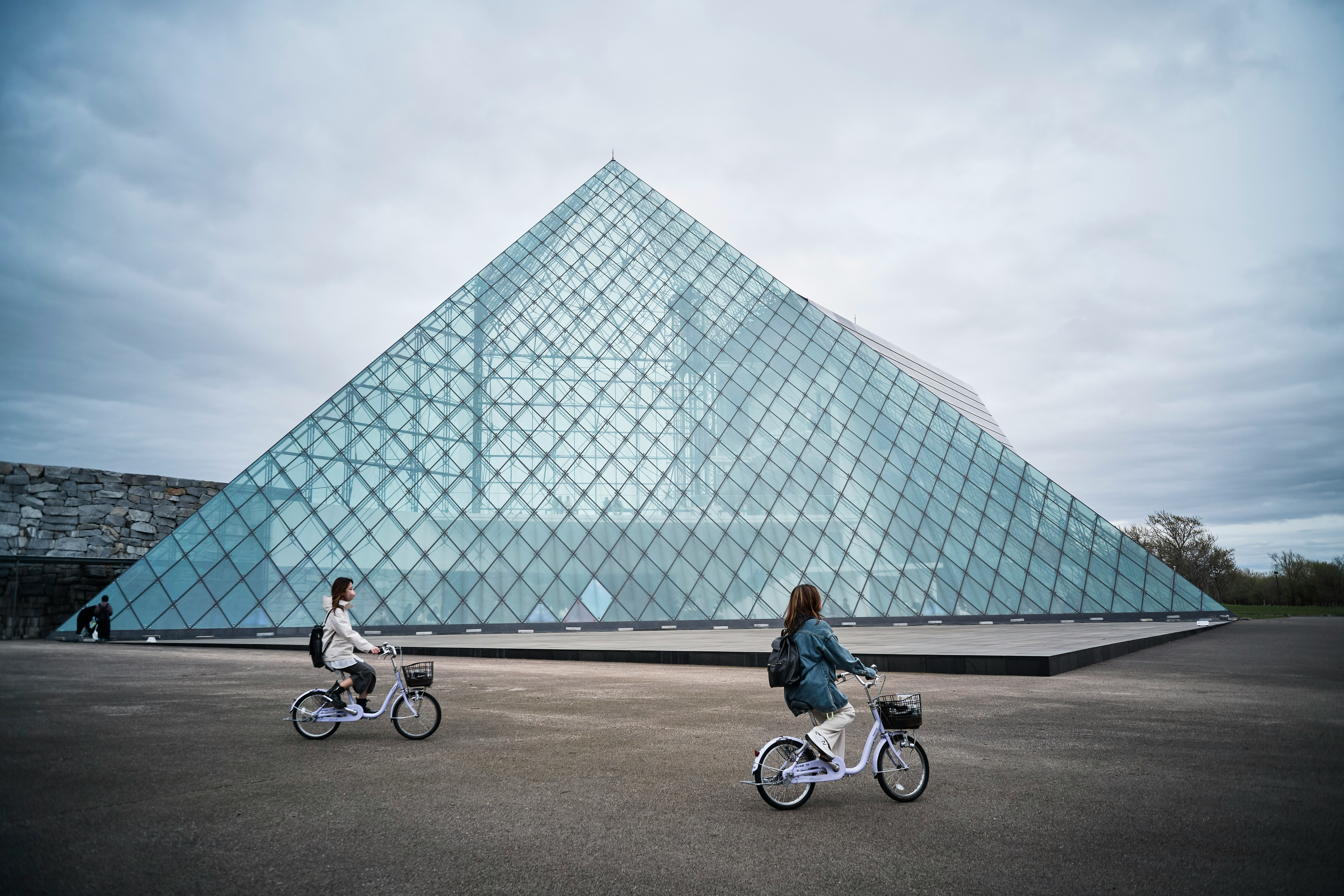 モエレ沼公園のピラミッド型建物と自転車