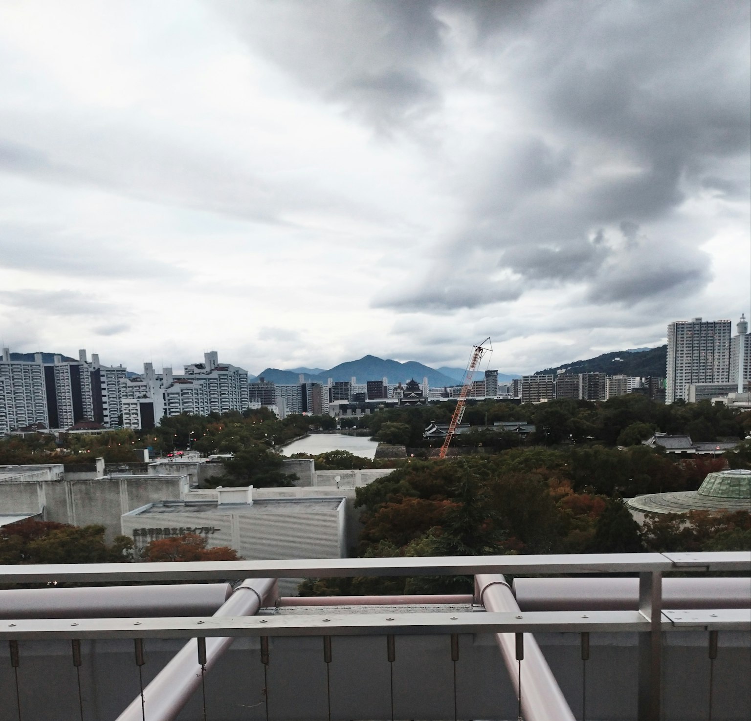 高層ビルと山々の景色を背景にした都市の風景