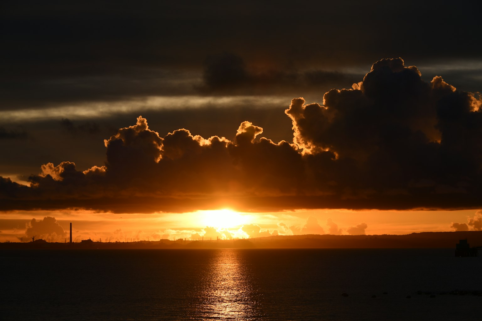 Ein schöner Sonnenuntergang, der durch die Wolken scheint