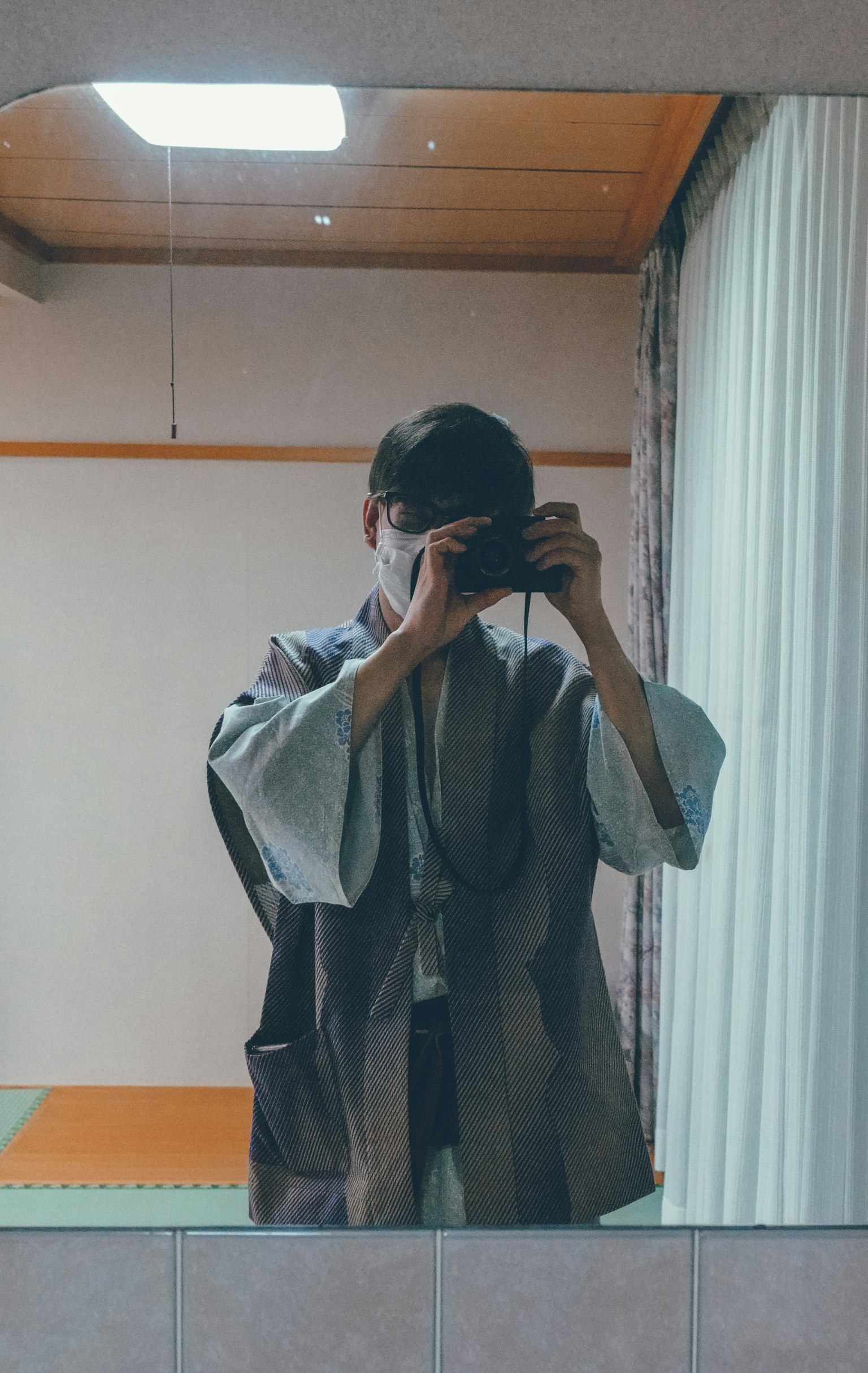 镜子前穿着传统服装的人正在摆姿势拍照