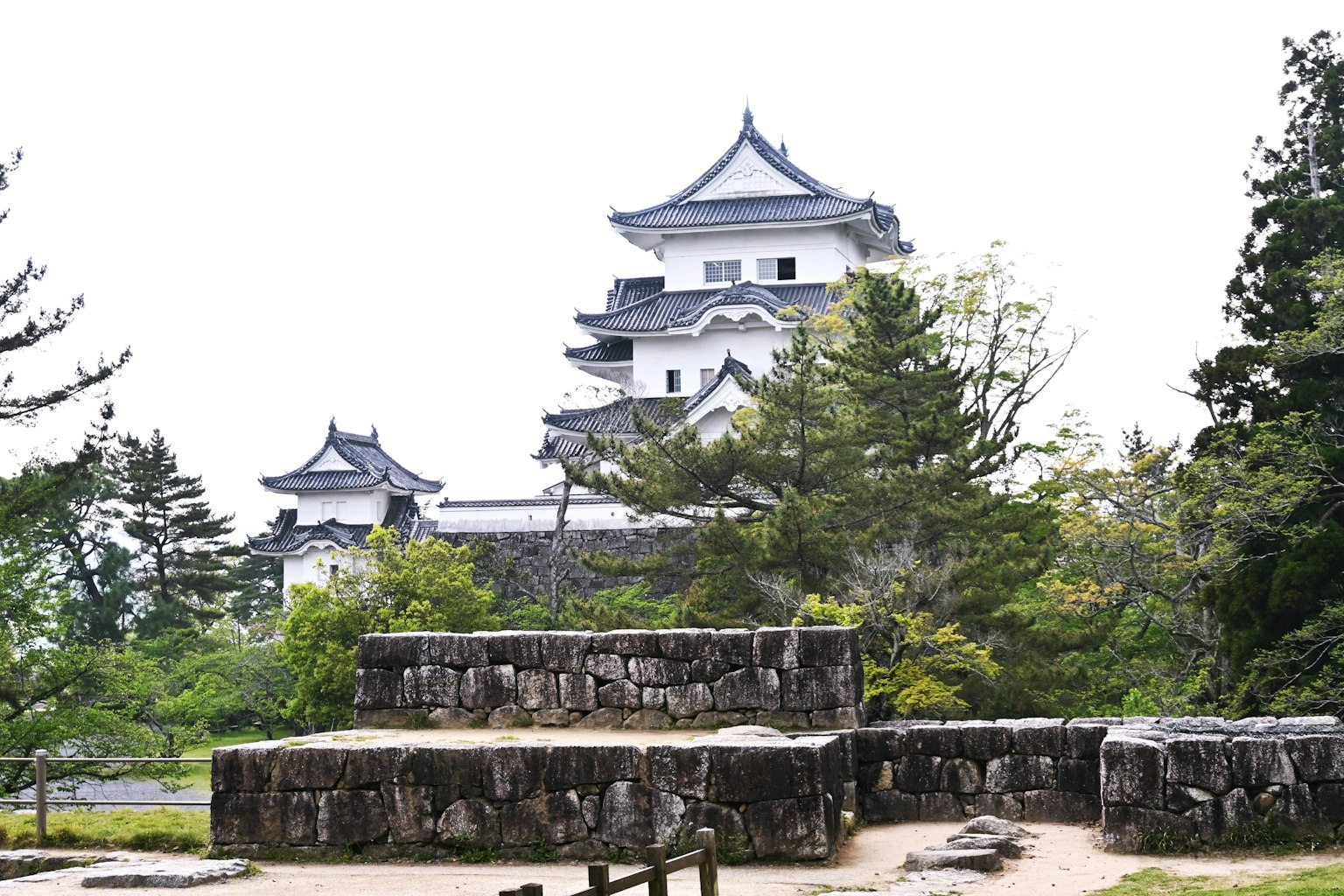 翠綠景觀中可見美麗的城堡建築