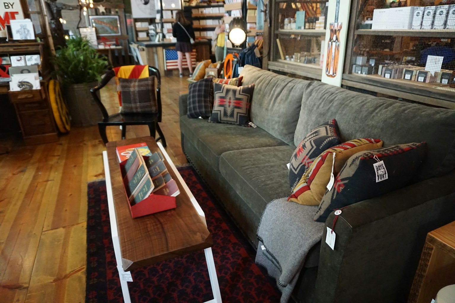 Sofa nyaman dengan bantal berwarna di toko interior yang bergaya