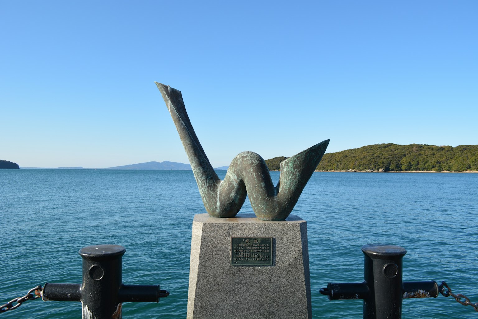 波浪形狀的雕塑與藍色海洋背景