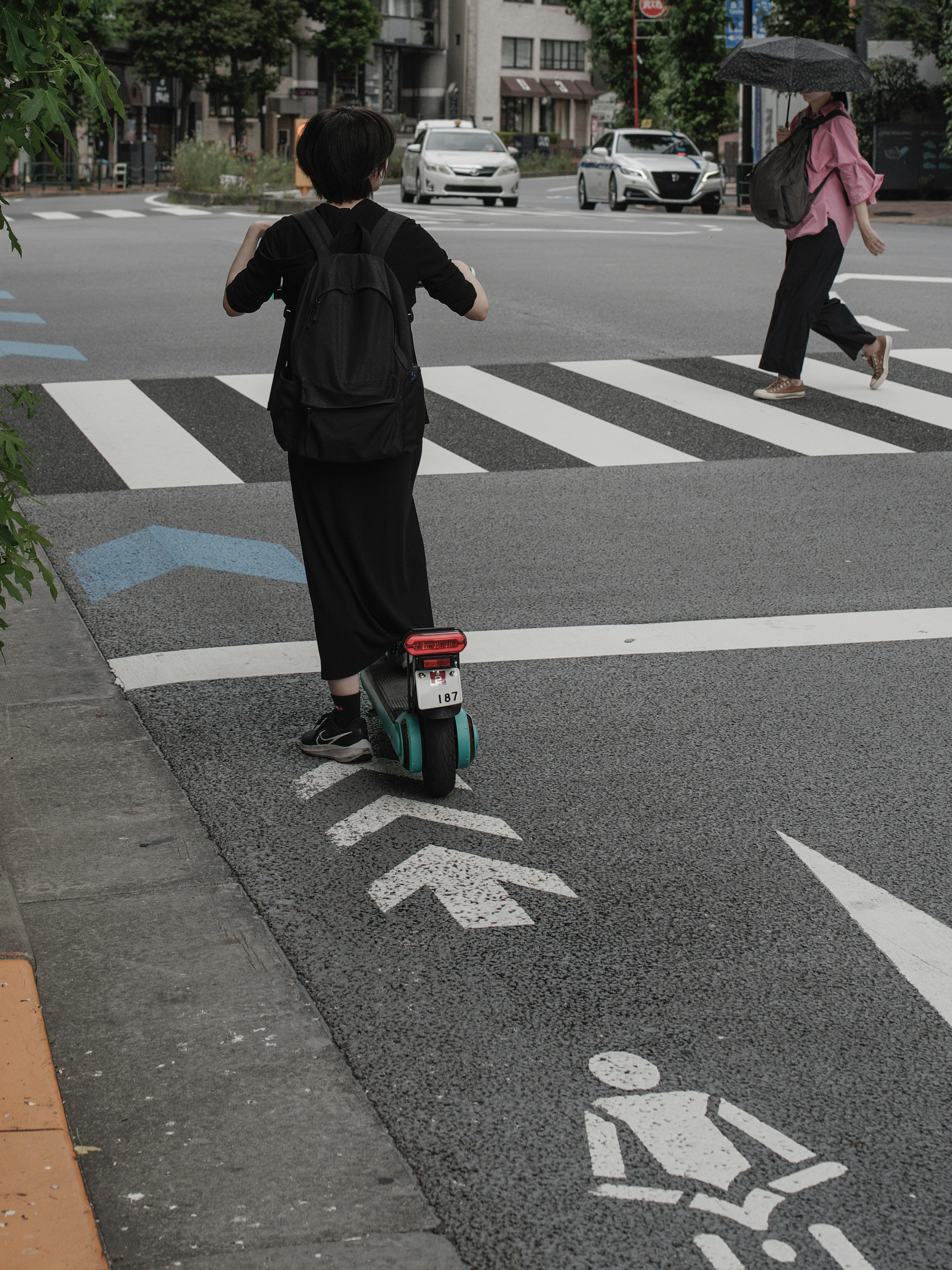人行穿越道上的電動滑板車城市路口