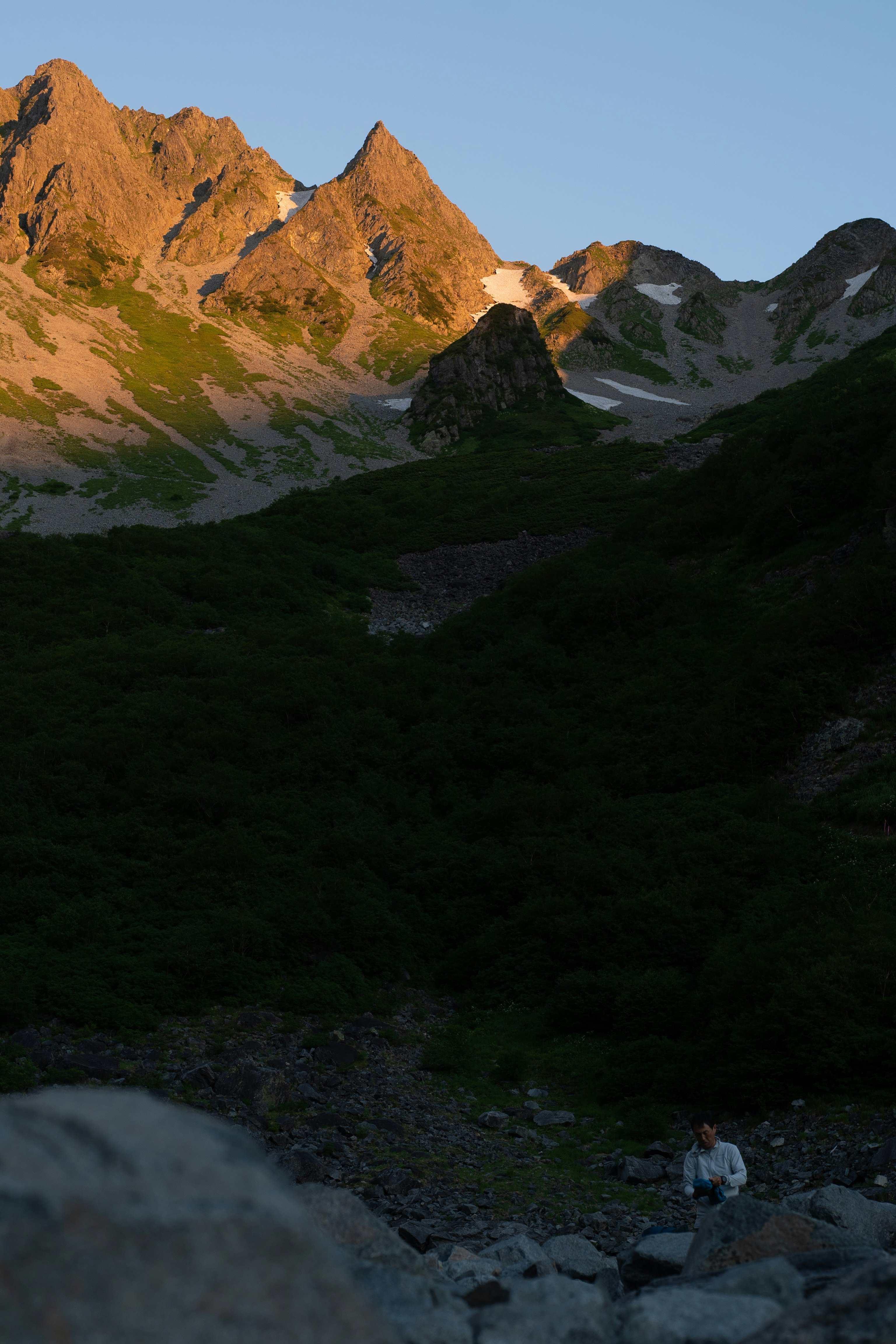 涸沢カールの稜線と岩場を見下ろす山岳風景