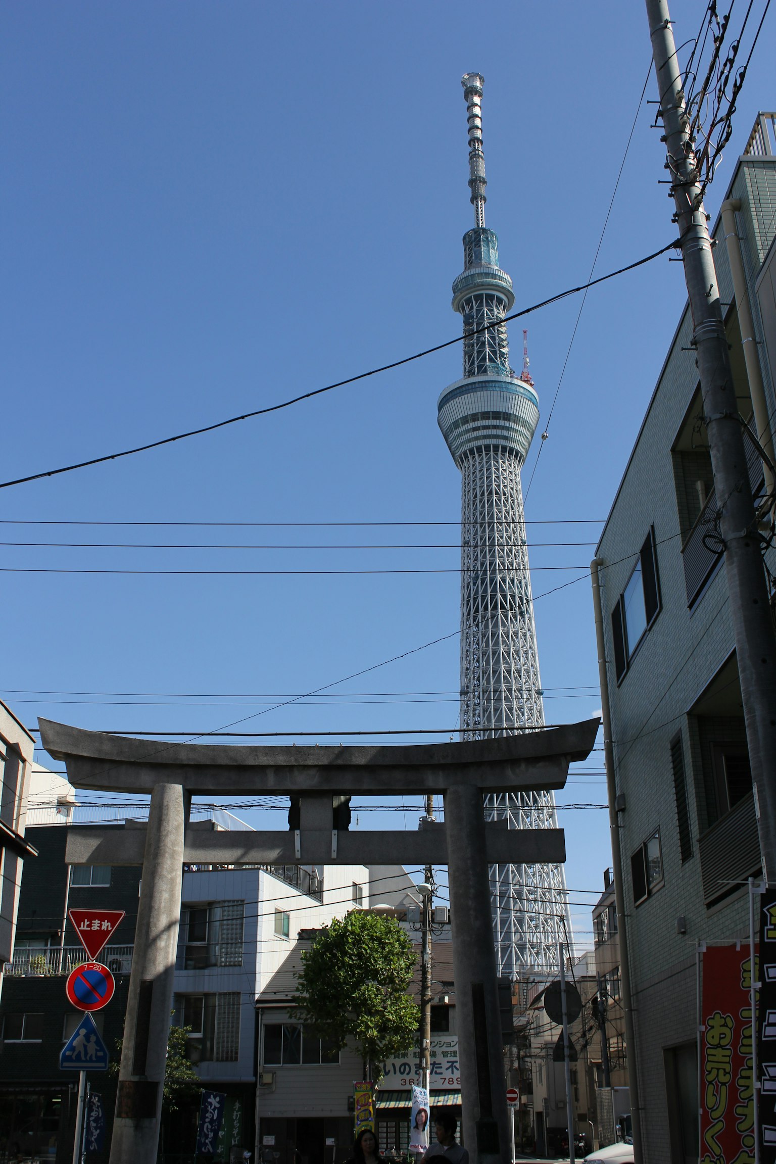 城市環境中東京晴空塔與鳥居的對比