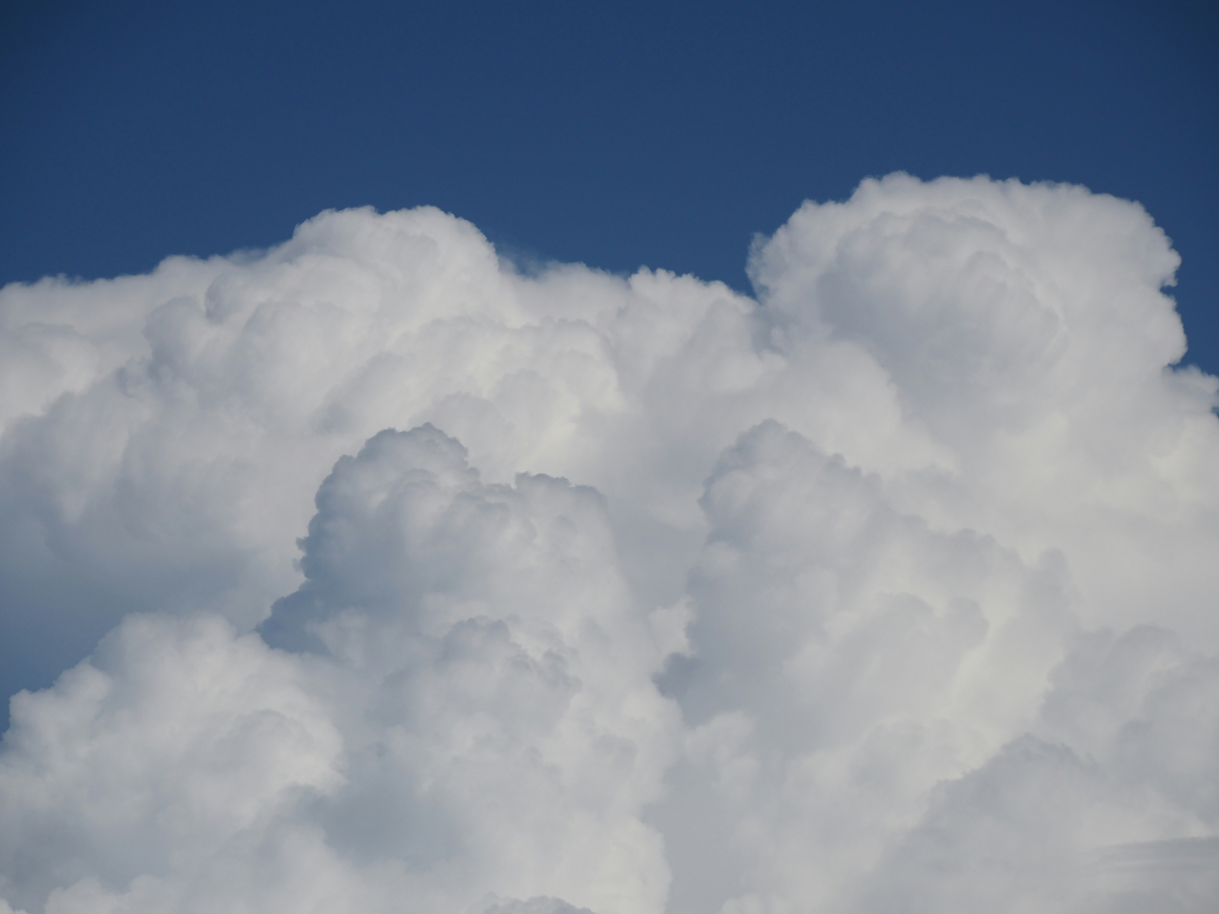 grandes nubes cumuliformes sobre un cielo azul