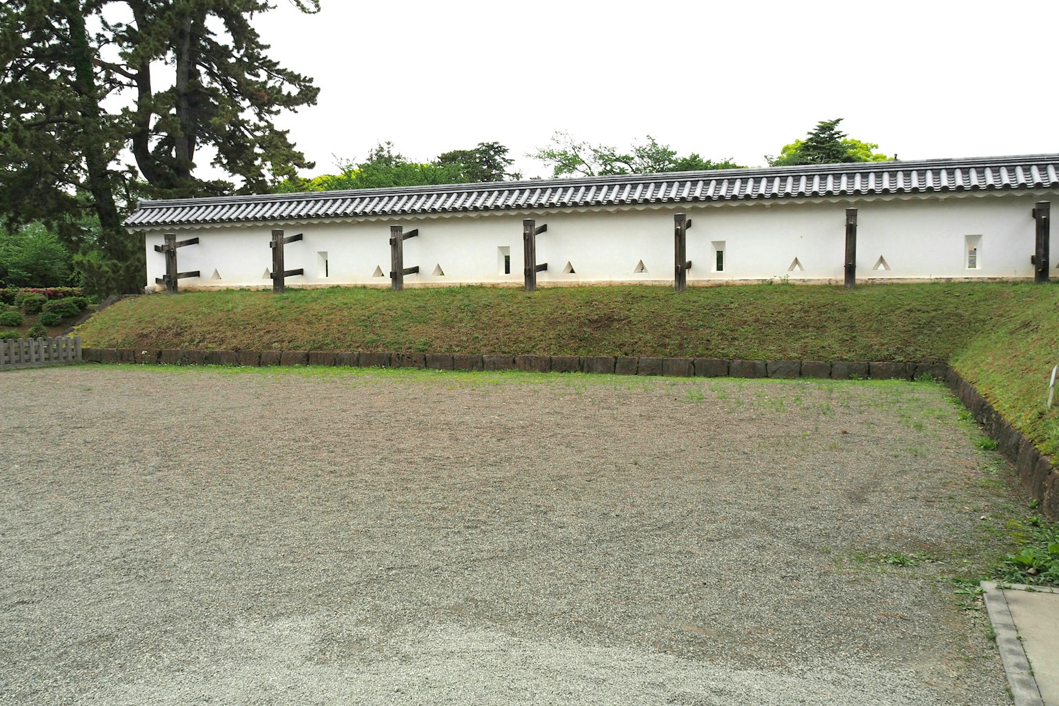 一個寧靜的花園，白色牆壁和綠色草坪