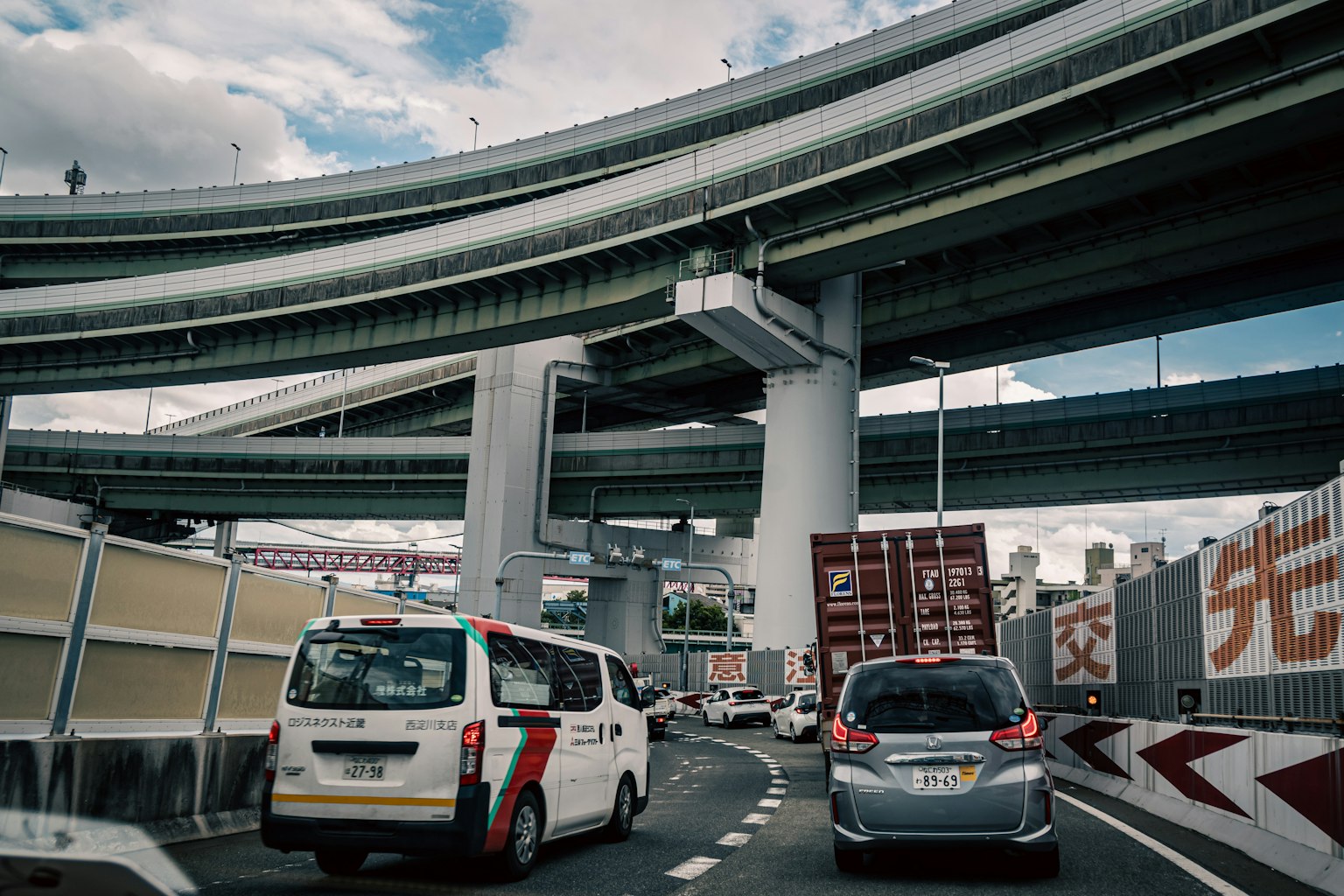 Scena urbana con autostrade elevate e veicoli