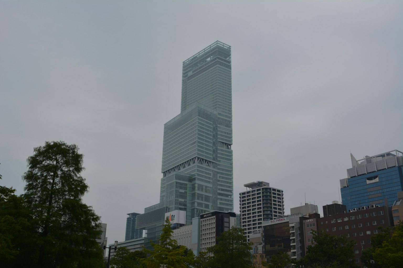 高樓大廈在多雲的天空下