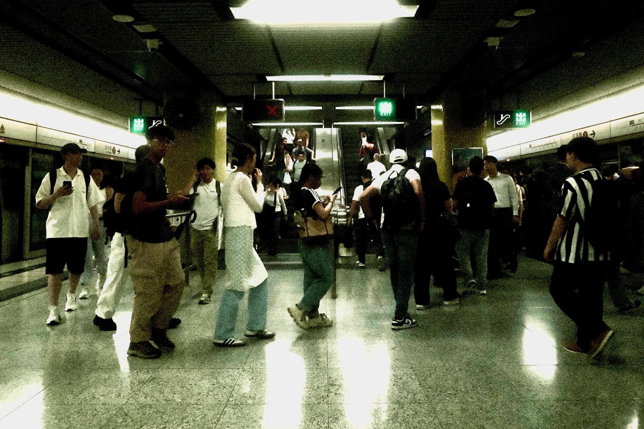地下鉄の改札付近で人が行き交う駅構内