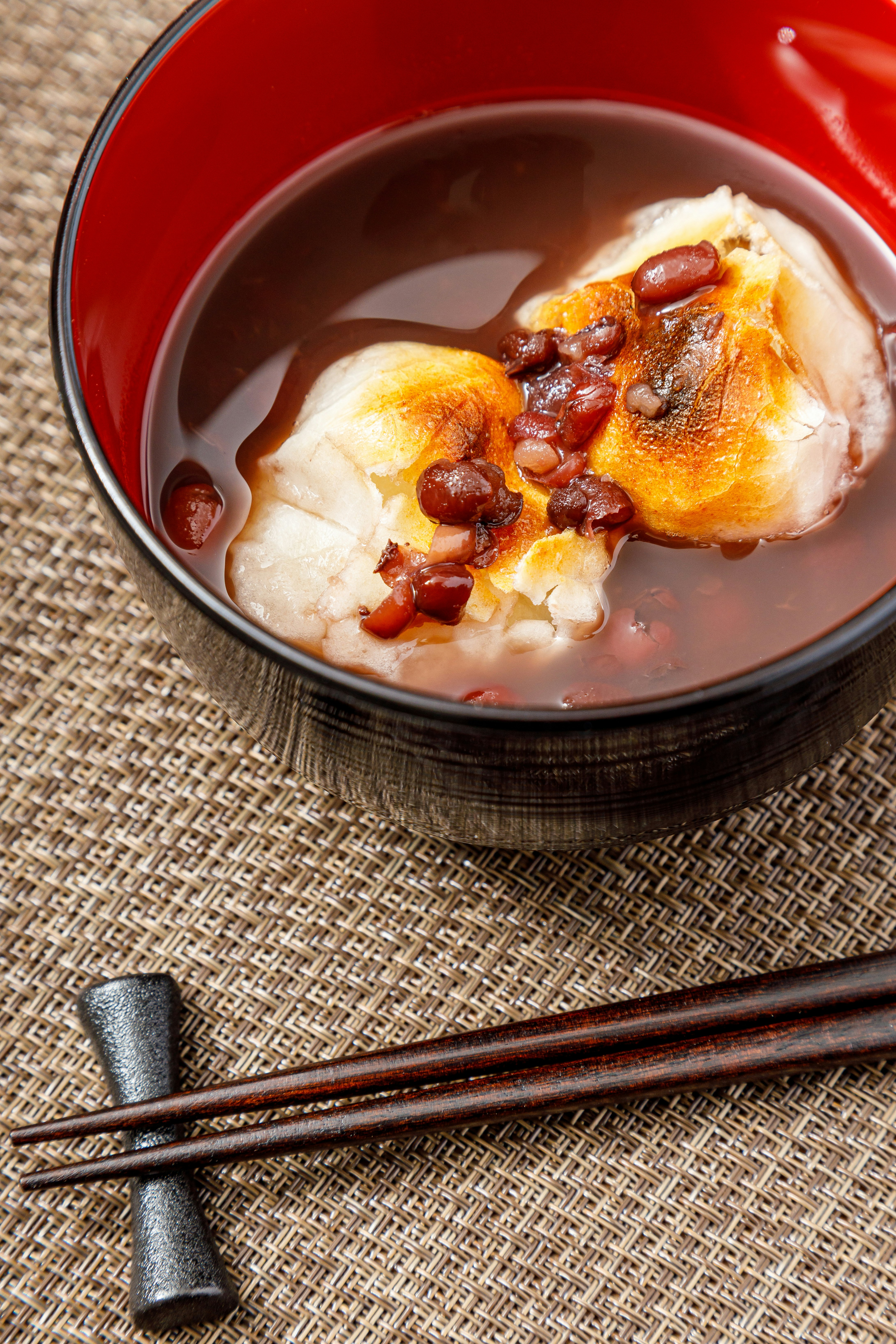 ぜんざい（小豆と白玉）の入った赤い器